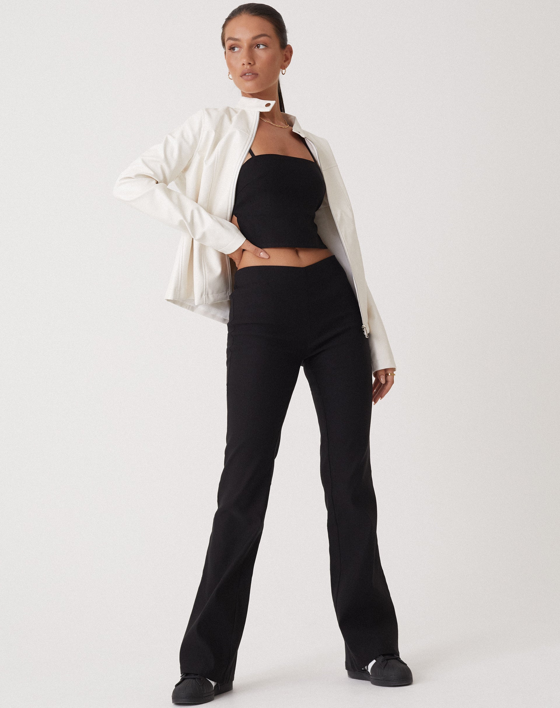 Bild von MOTEL X OLIVIA NEILL Levin Hose mit ausgestelltem Bein in Tailoring Schwarz
