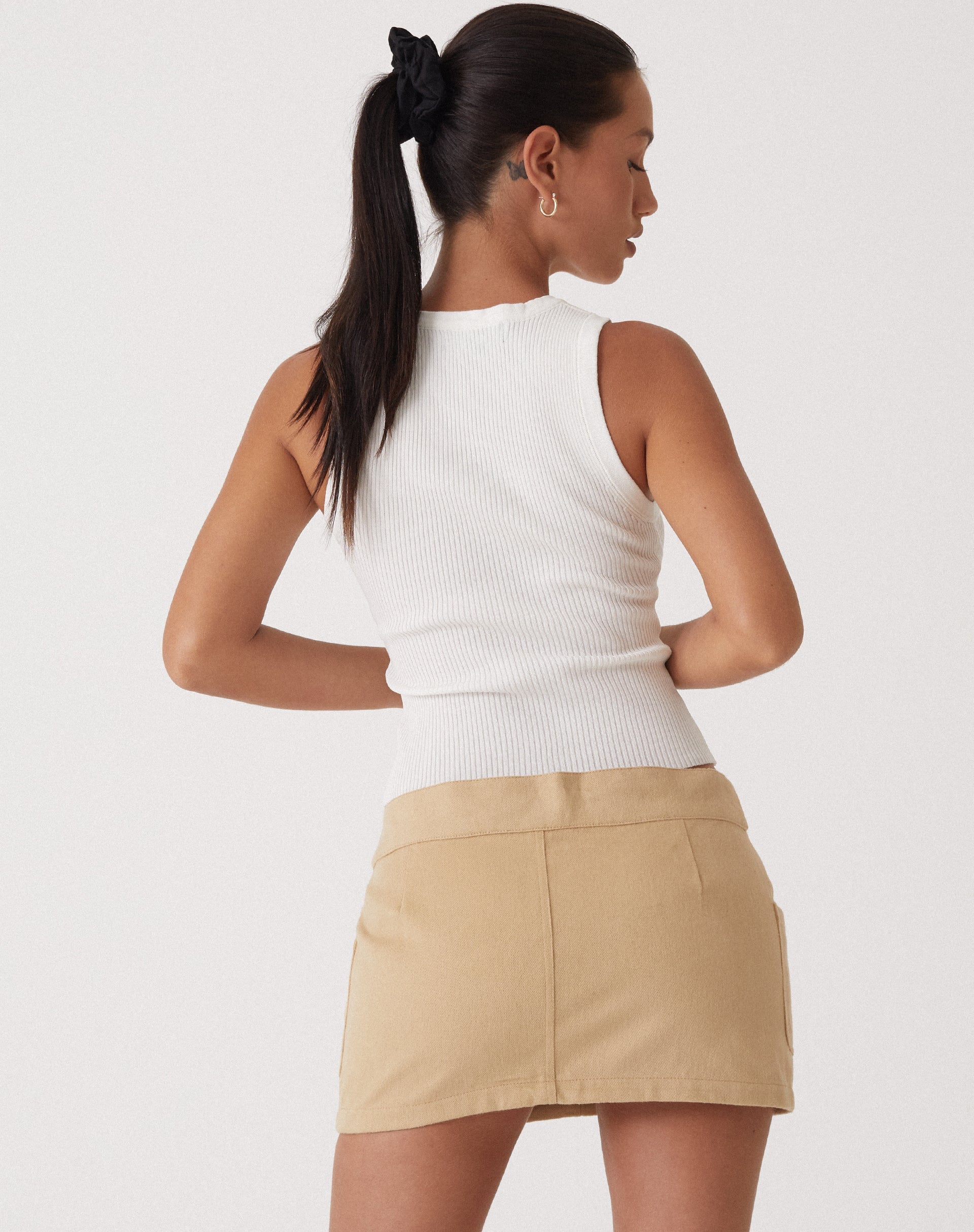 Bild von MOTEL X OLIVIA NEILL Stina Cargo Mini Rock in Tan
