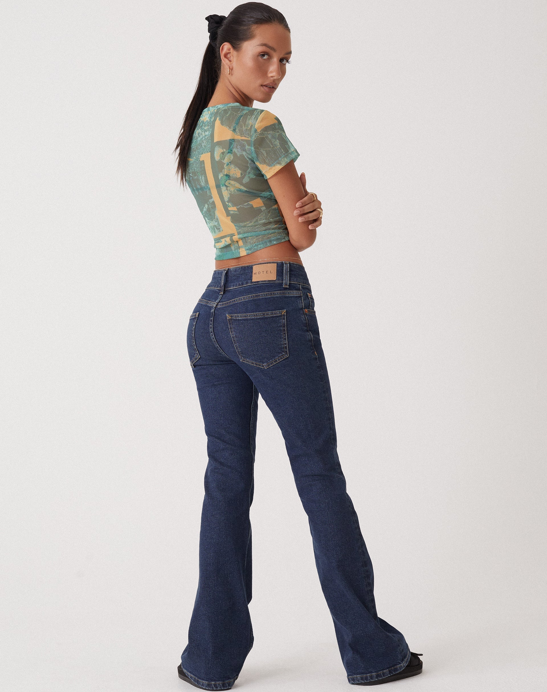 Bild von MOTEL X OLIVIA NEILL Low Rise Bootleg Jeans in Dark Vintage Wash