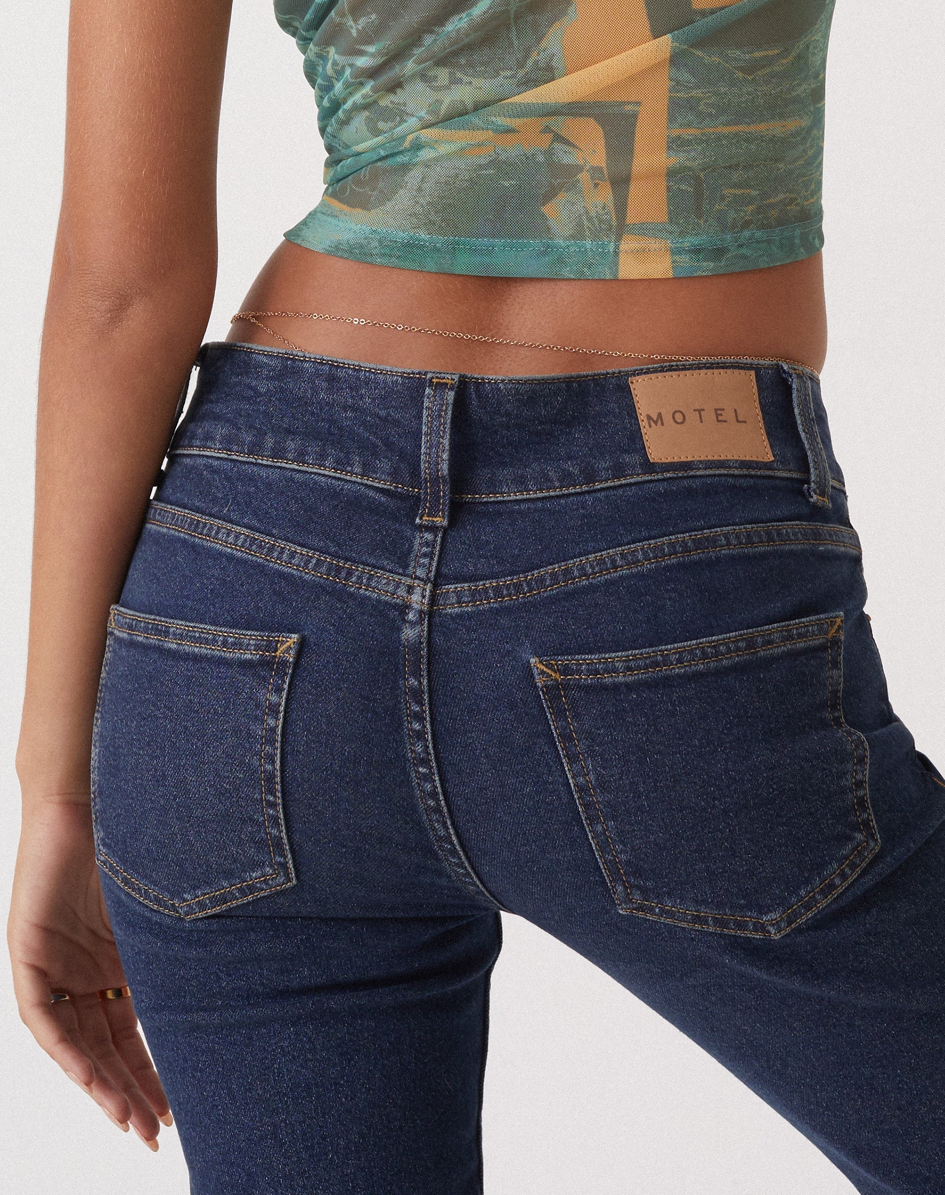 Bild von MOTEL X OLIVIA NEILL Low Rise Bootleg Jeans in Dark Vintage Wash