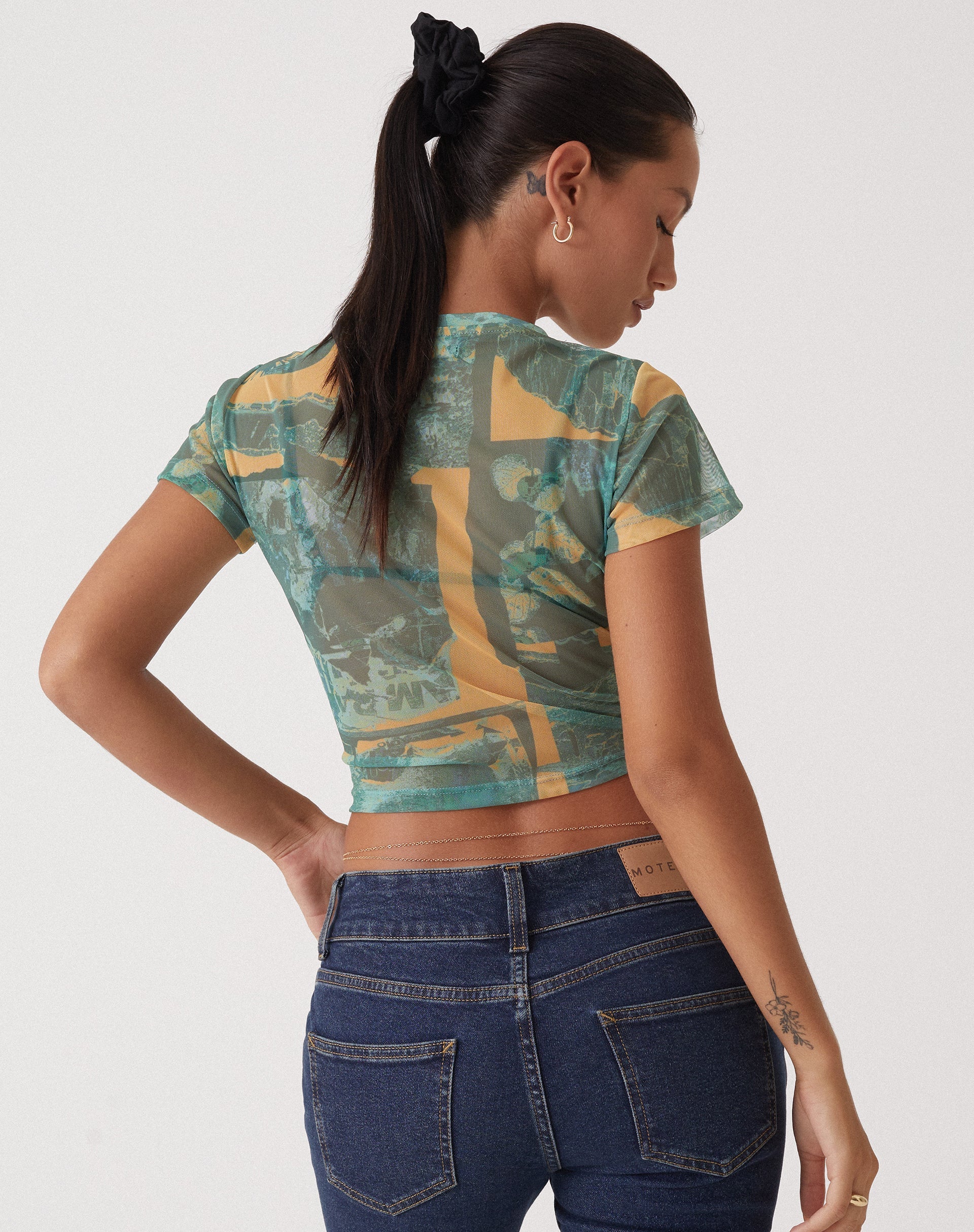 Bild von Motel x Olivia Neill Zora Top in Collage Floral Shadow Green