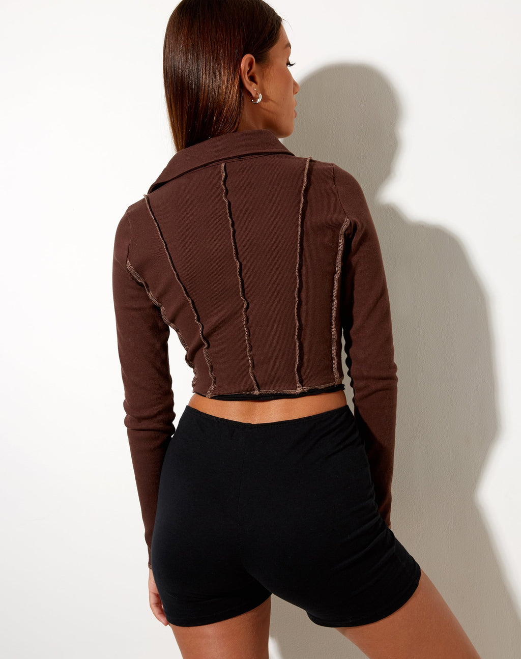 Nandy Crop Top aus Rippstrick Deep Mahogany mit braunen Nähten