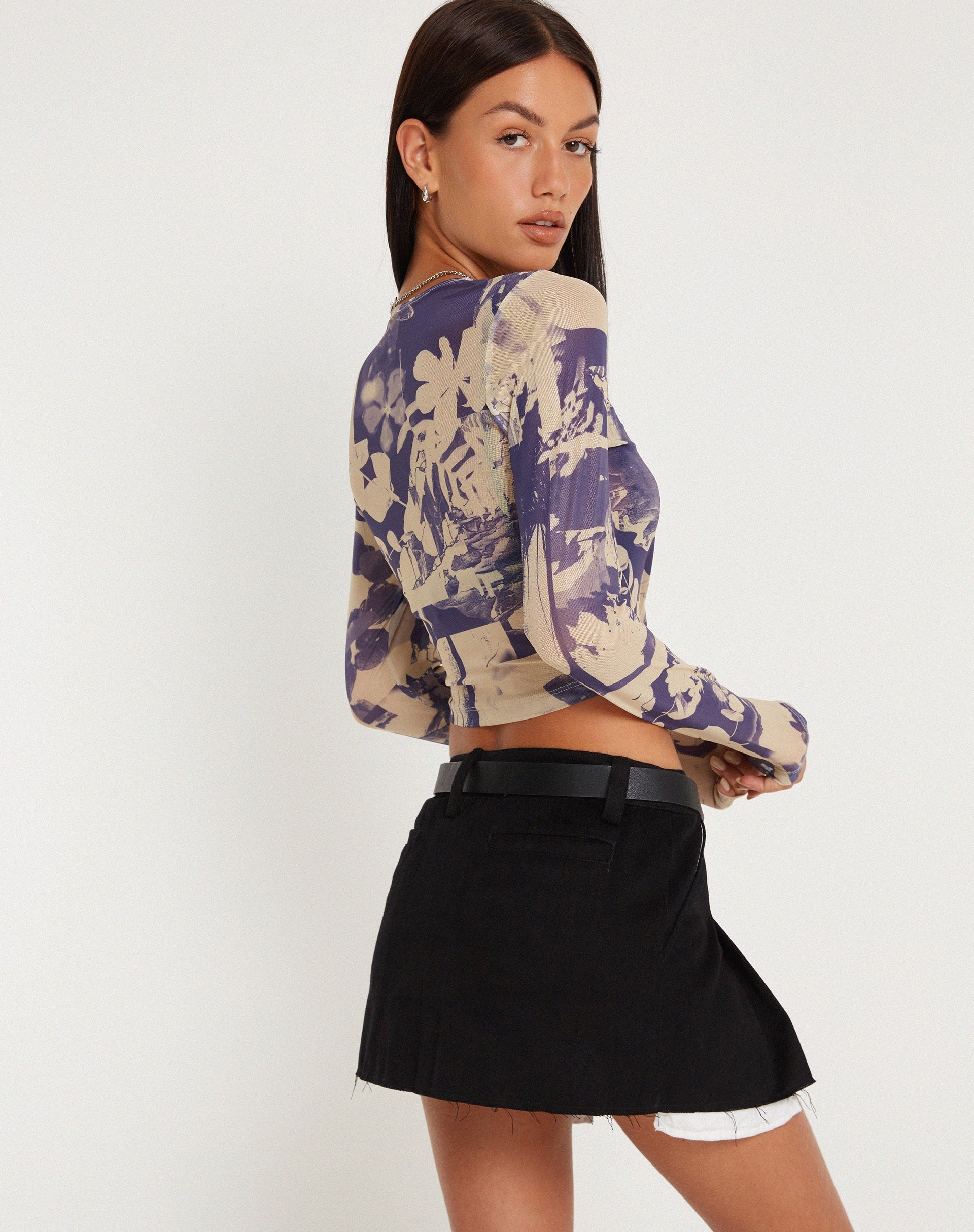 Bild von Narita Printed Long Sleeve Crop Top in Collage Floral Shadow Purple