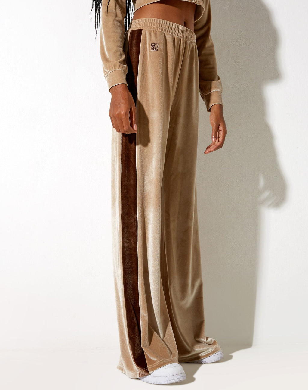 Bintan Hose mit weitem Bein aus Velours in Champagner