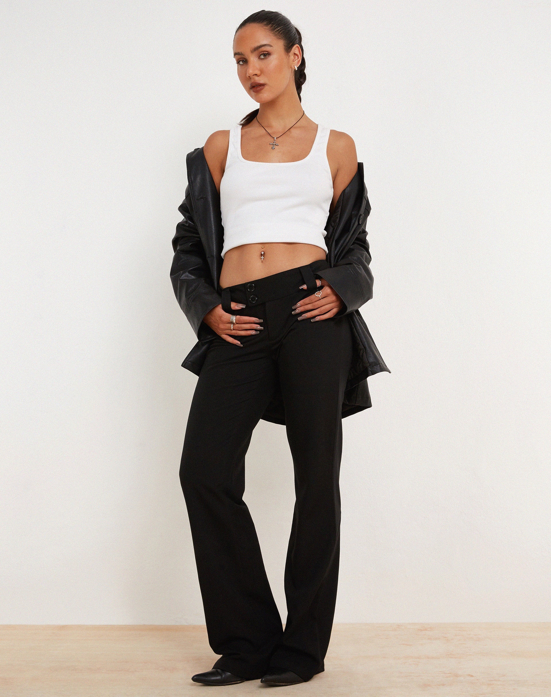Abbildung der Navida Low Rise Trouser in Tailoring Black