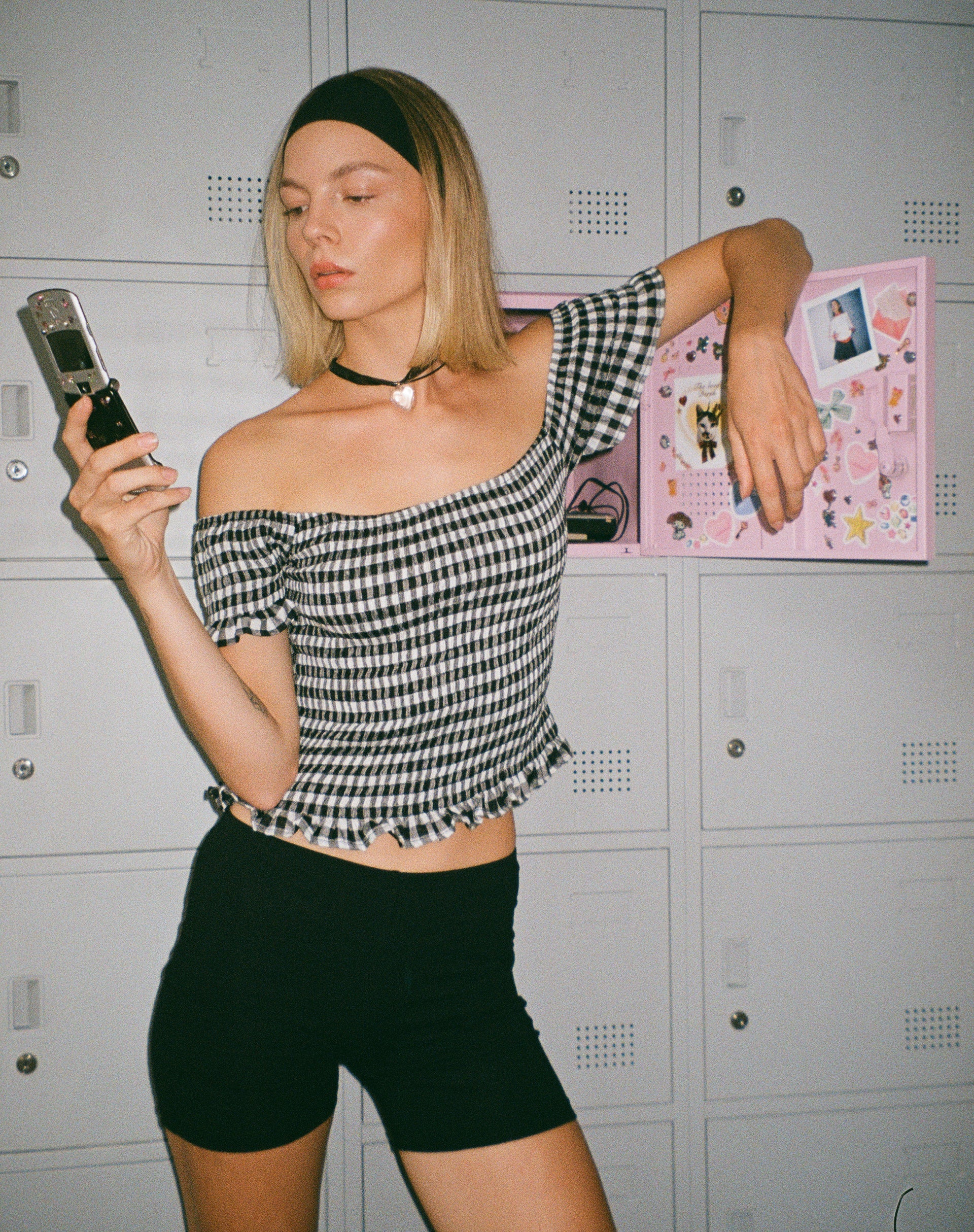 Bild von Neema Gerafftes Bardot-Top in Mini Gingham Schwarz und Weiß