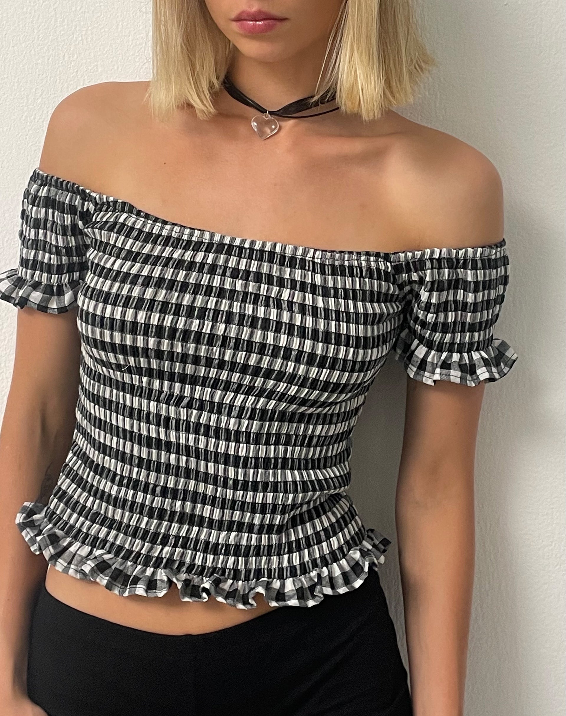 Bild von Neema Gerafftes Bardot-Top in Mini Gingham Schwarz und Weiß
