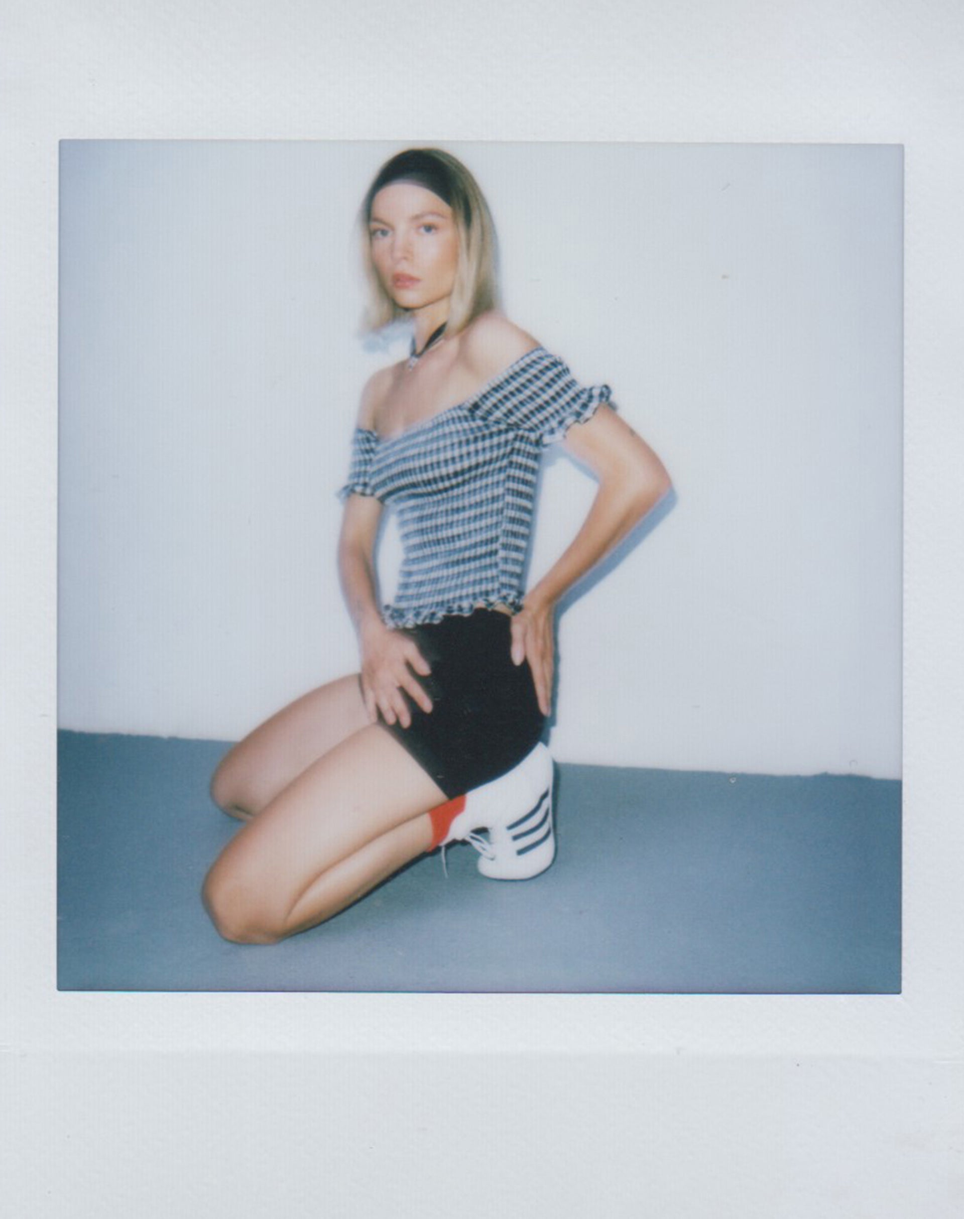Bild von Neema Gerafftes Bardot-Top in Mini Gingham Schwarz und Weiß
