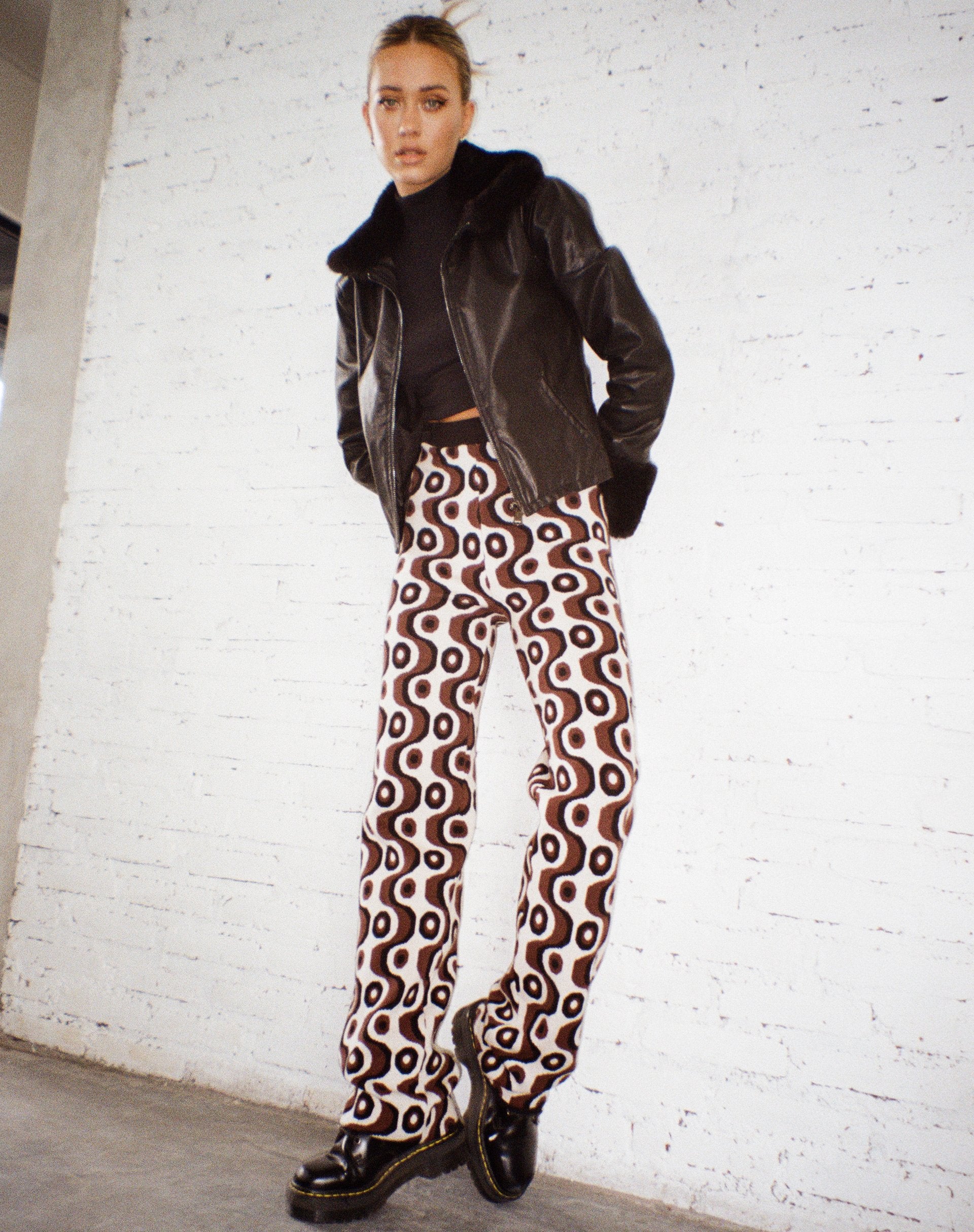 Bild von Sheba Hose mit weitem Bein in Wavy Geo Ivory Brown und Blackv