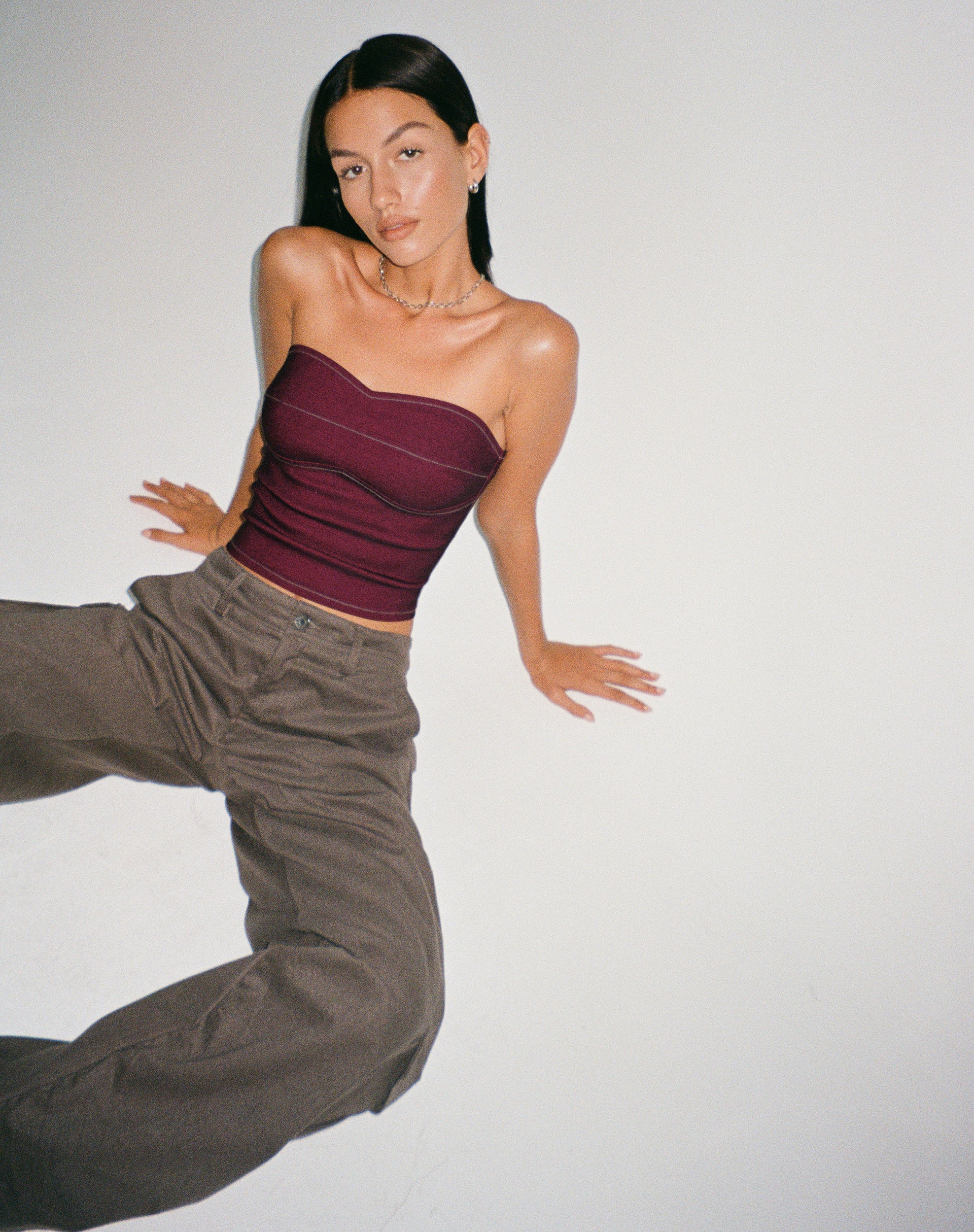 Bild von Nelly Cropped Corsage Top in Burgundy mit Ecru Stitch Detail