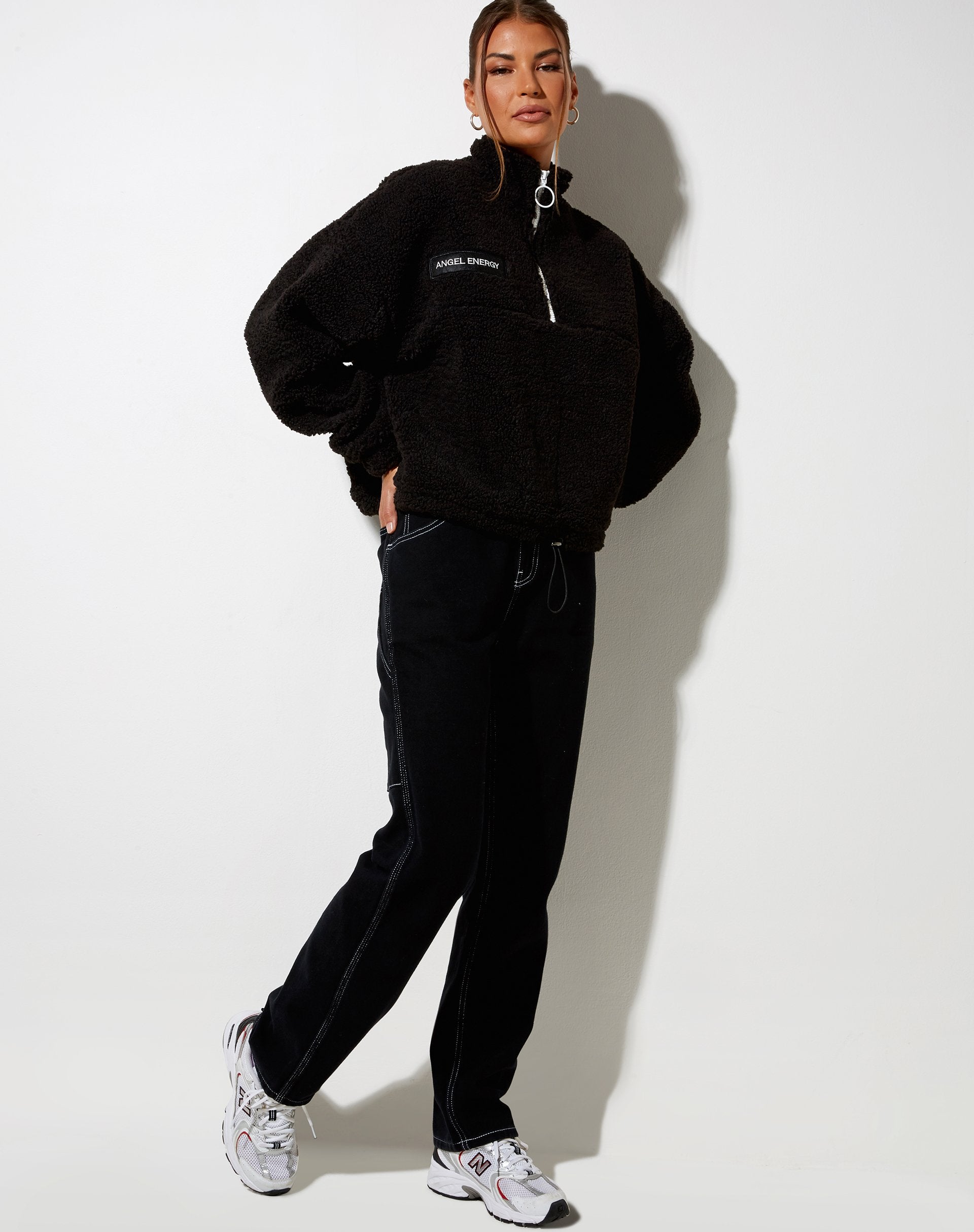 Image of Nero Pullover in Borg Schwarz Angel Energy Label