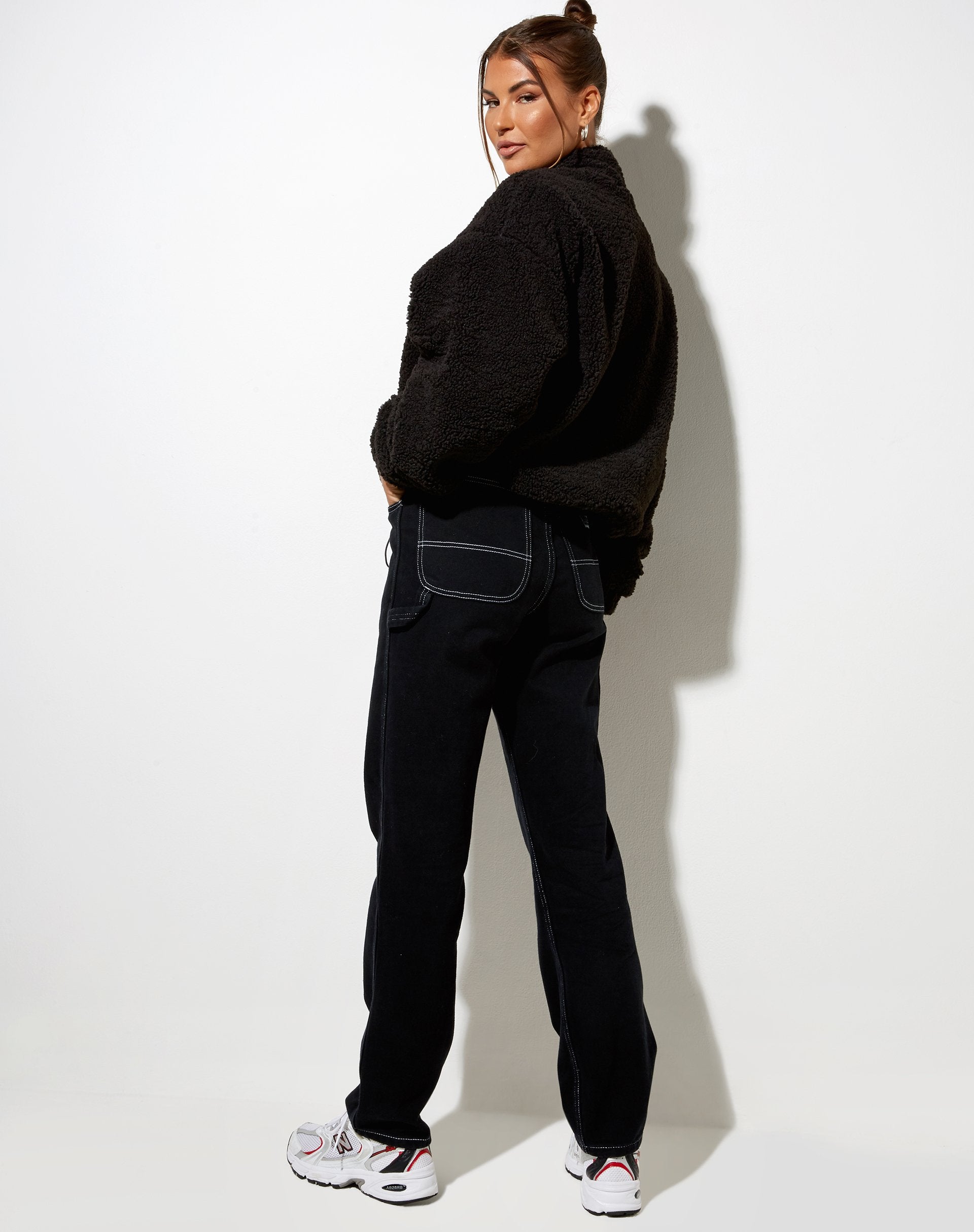 Image of Nero Pullover in Borg Schwarz Angel Energy Label