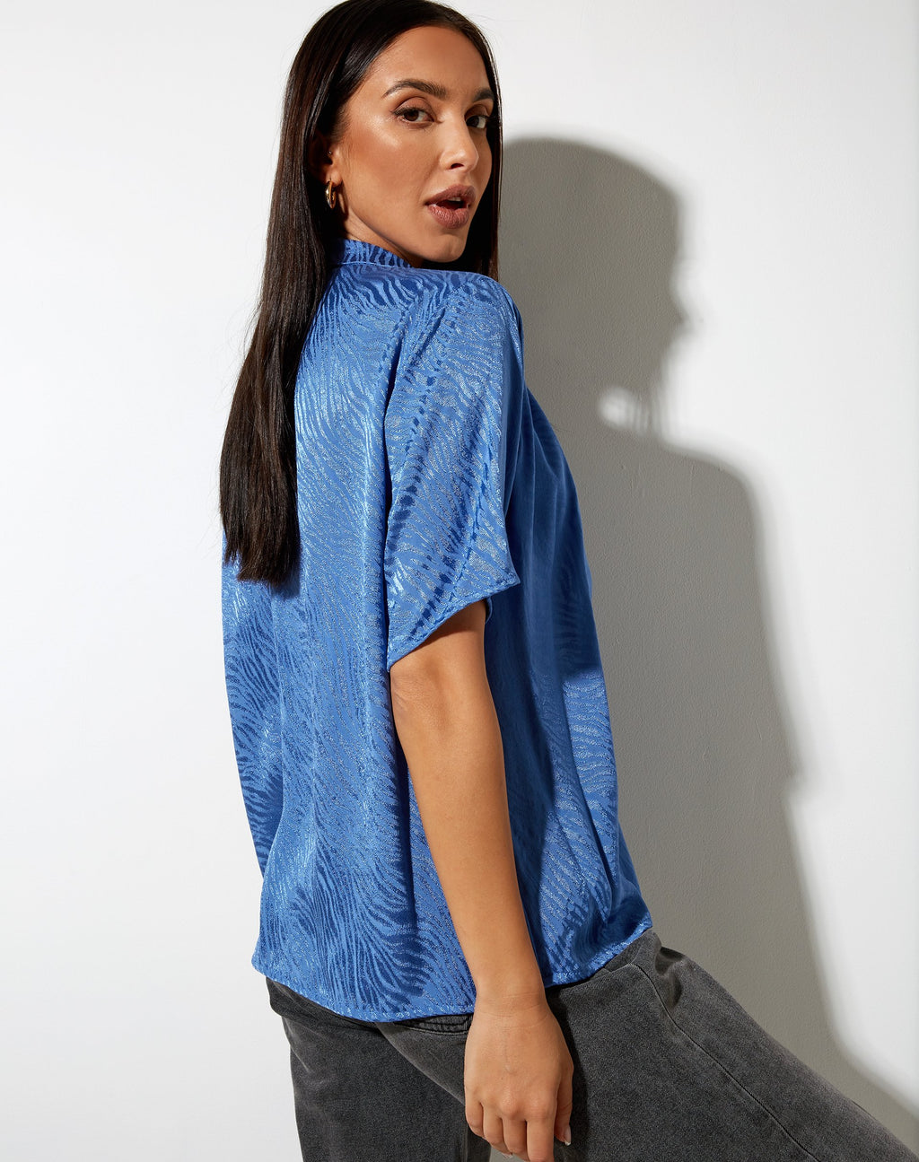 Nikra Shirt in Satin Zebra Blau Haube