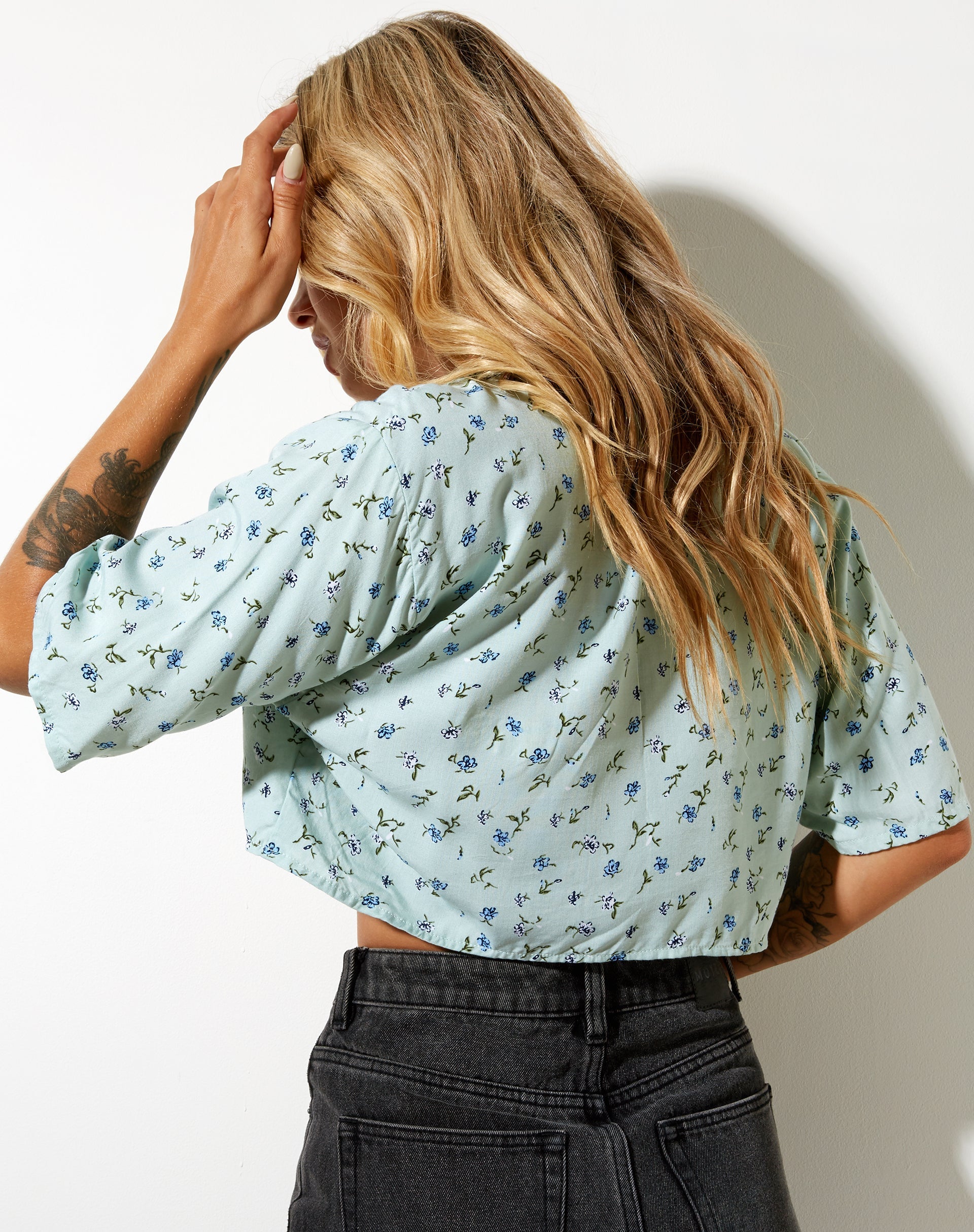 Image von Nindia Shirt in hübschem Blütengrün