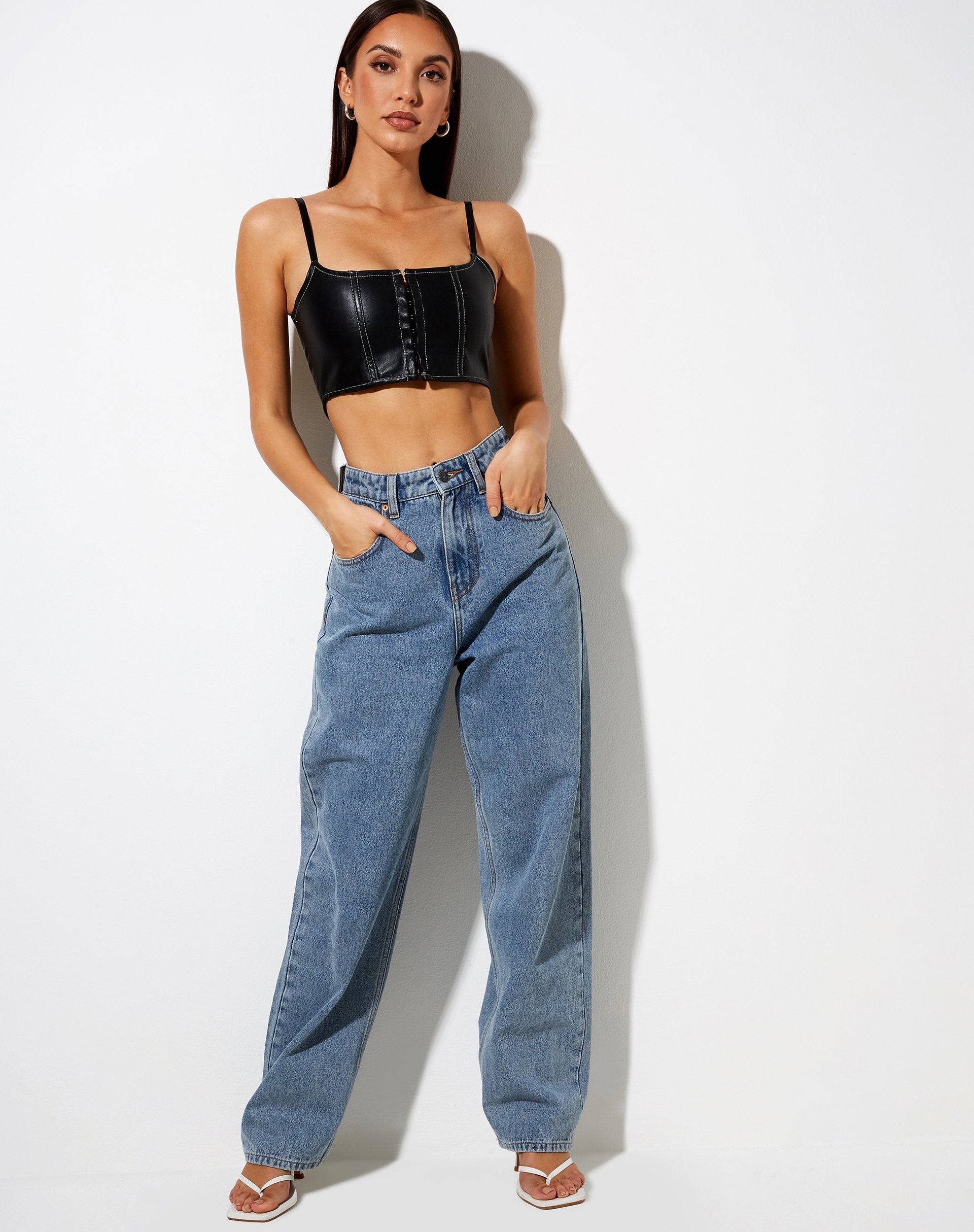 Image of Nindy Crop Top in PU Schwarz mit weißer Naht
