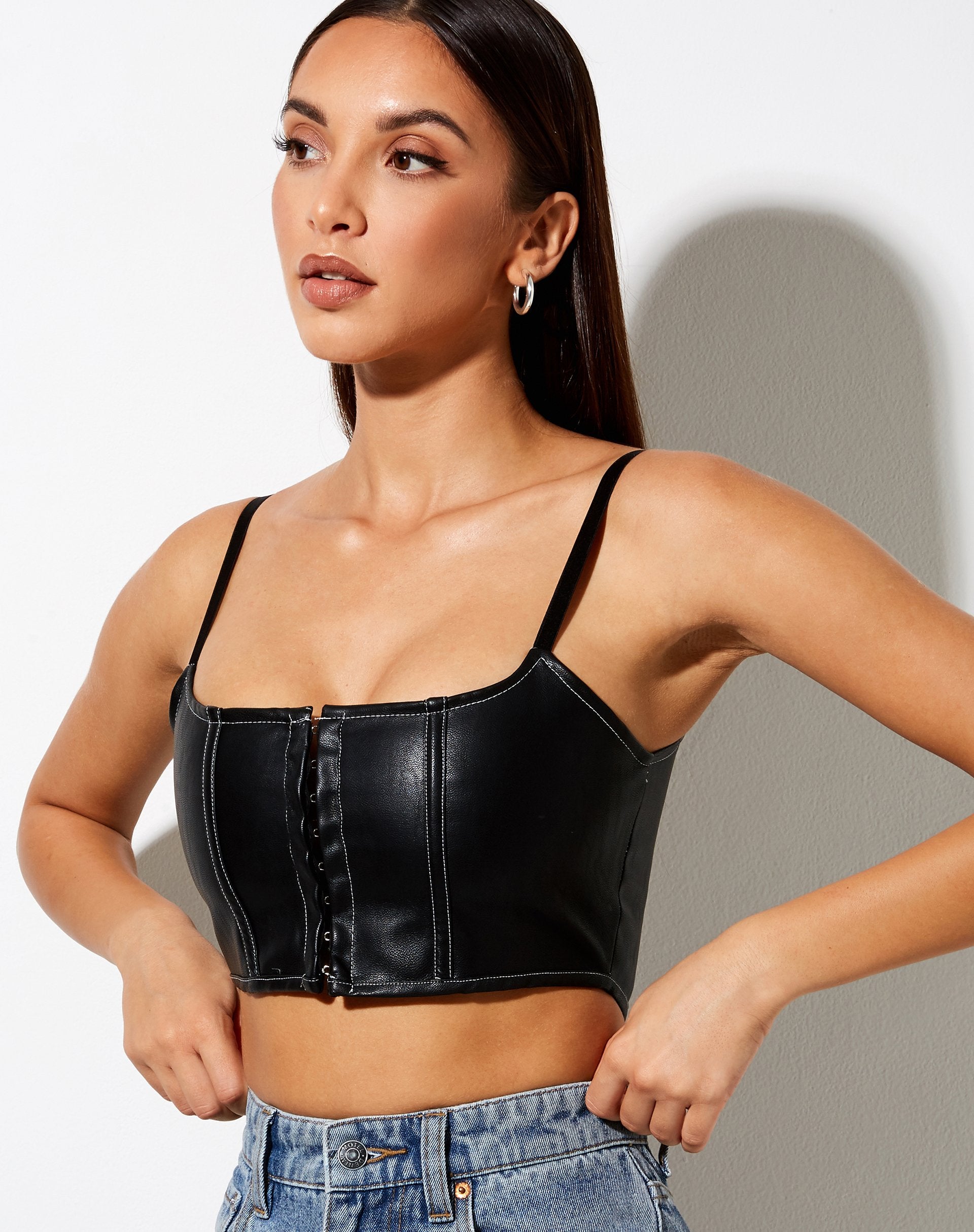 Image of Nindy Crop Top in PU Schwarz mit weißer Naht