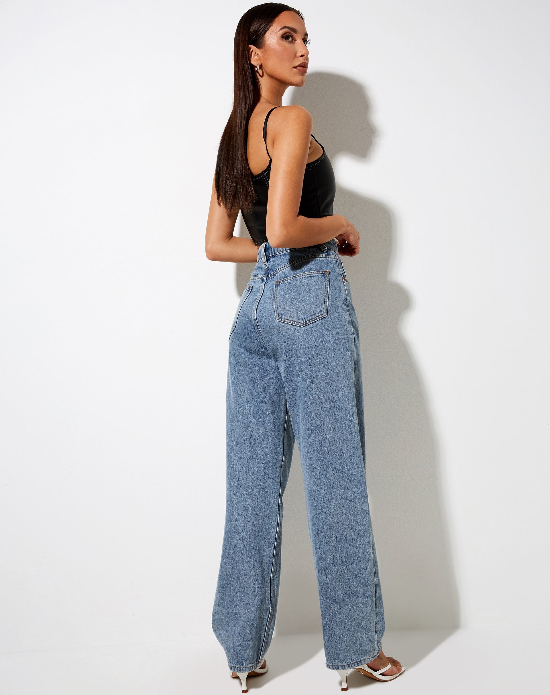 Image of Nindy Crop Top in PU Schwarz mit weißer Naht