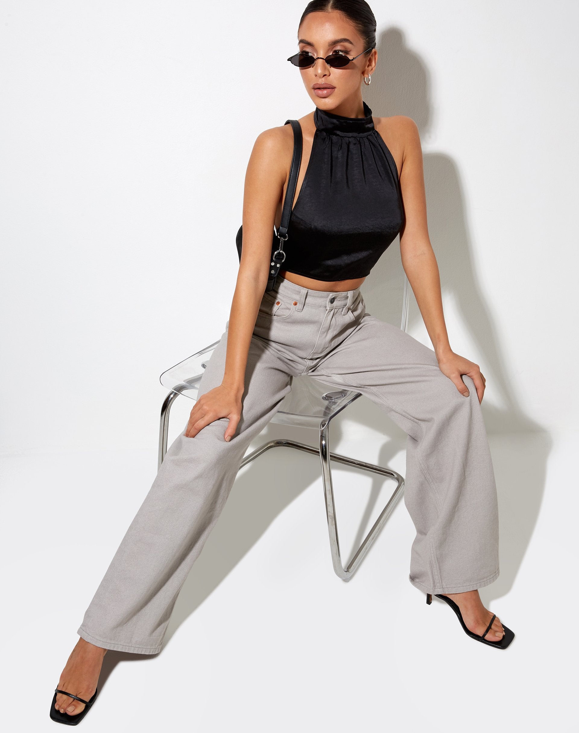 Image of Noela Crop Top aus Satin Schwarz