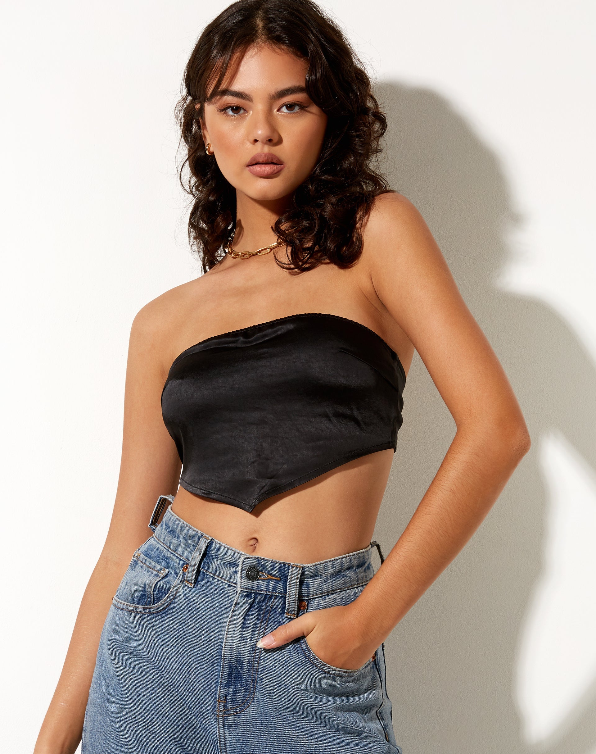 Image of Nolda Crop Top aus Satin Schwarz
