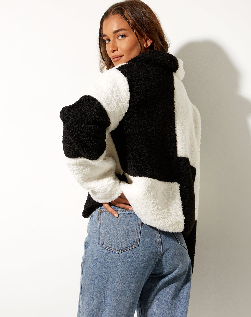Nuna-Jacke in Schwarz-Weiß mit Borg-Paneelen