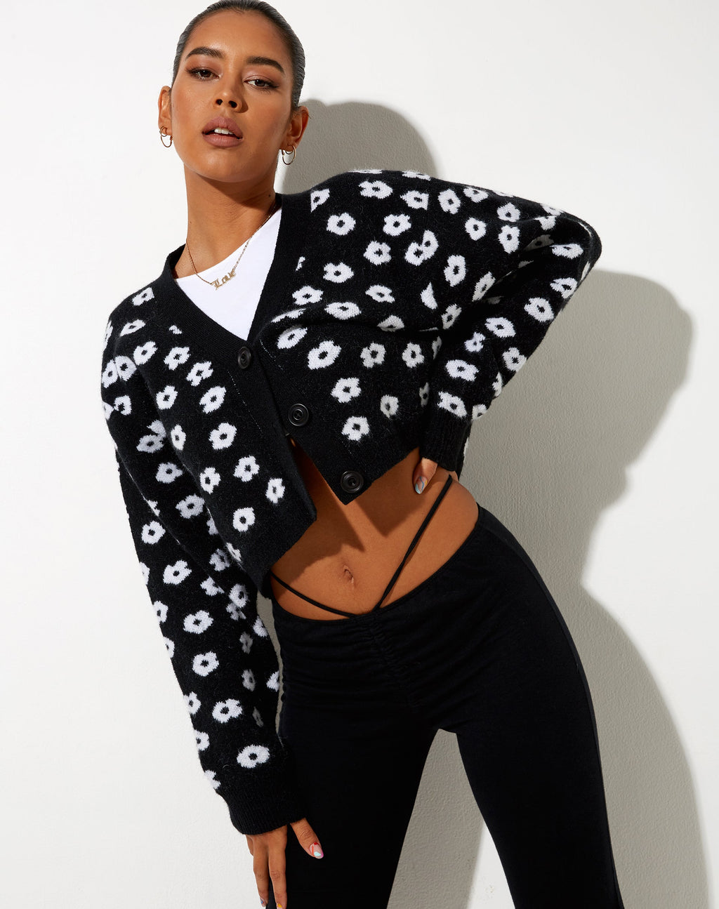 Olina Cropped Cardi aus Strick Schwarz Daisy Weiß