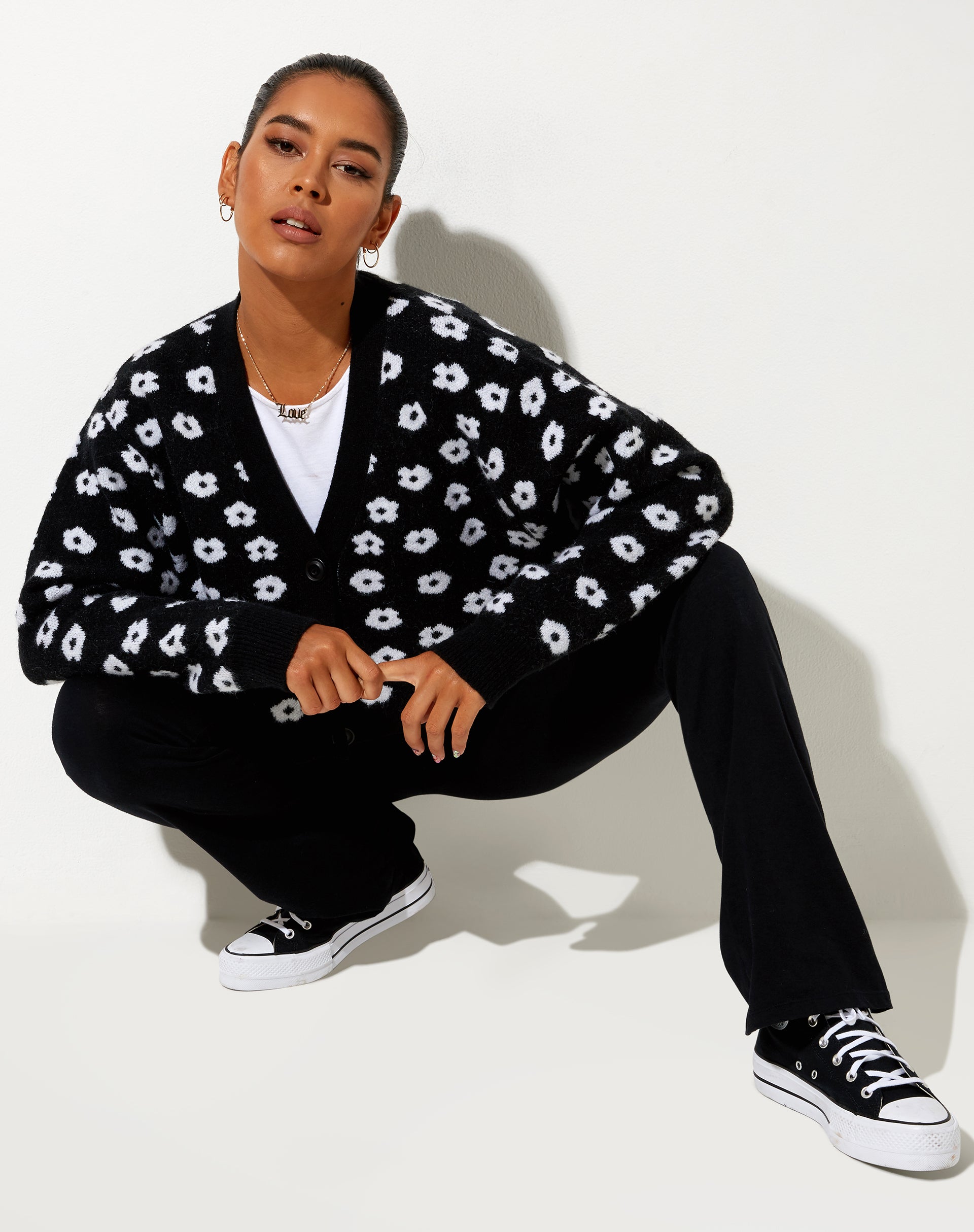 Bild von Olina Cropped Cardi aus Strick Schwarz Daisy Weiß