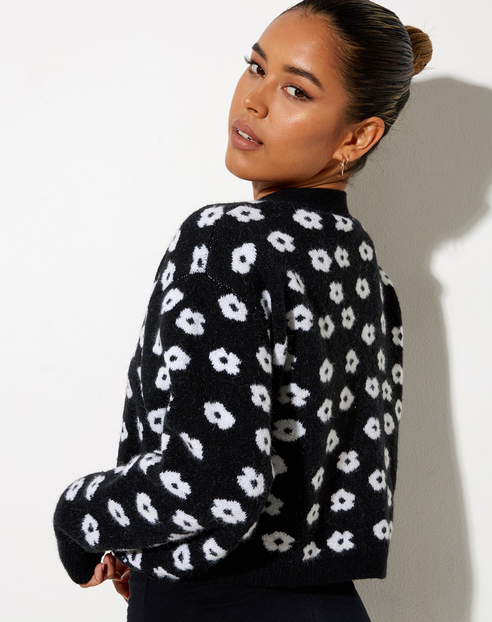 Bild von Olina Cropped Cardi aus Strick Schwarz Daisy Weiß