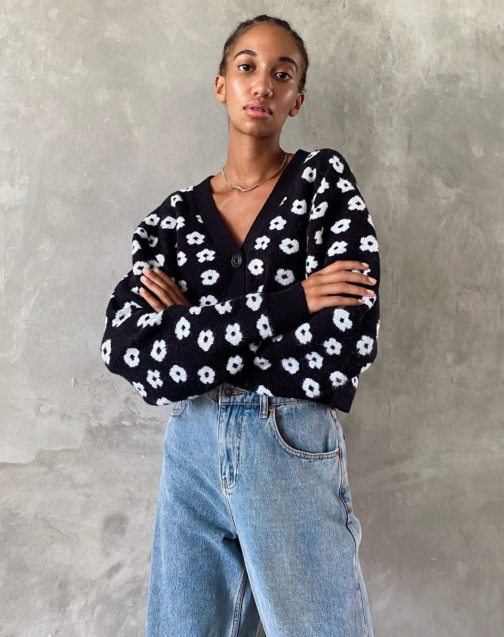 Olina Cropped Cardi aus Strick Schwarz Daisy Weiß