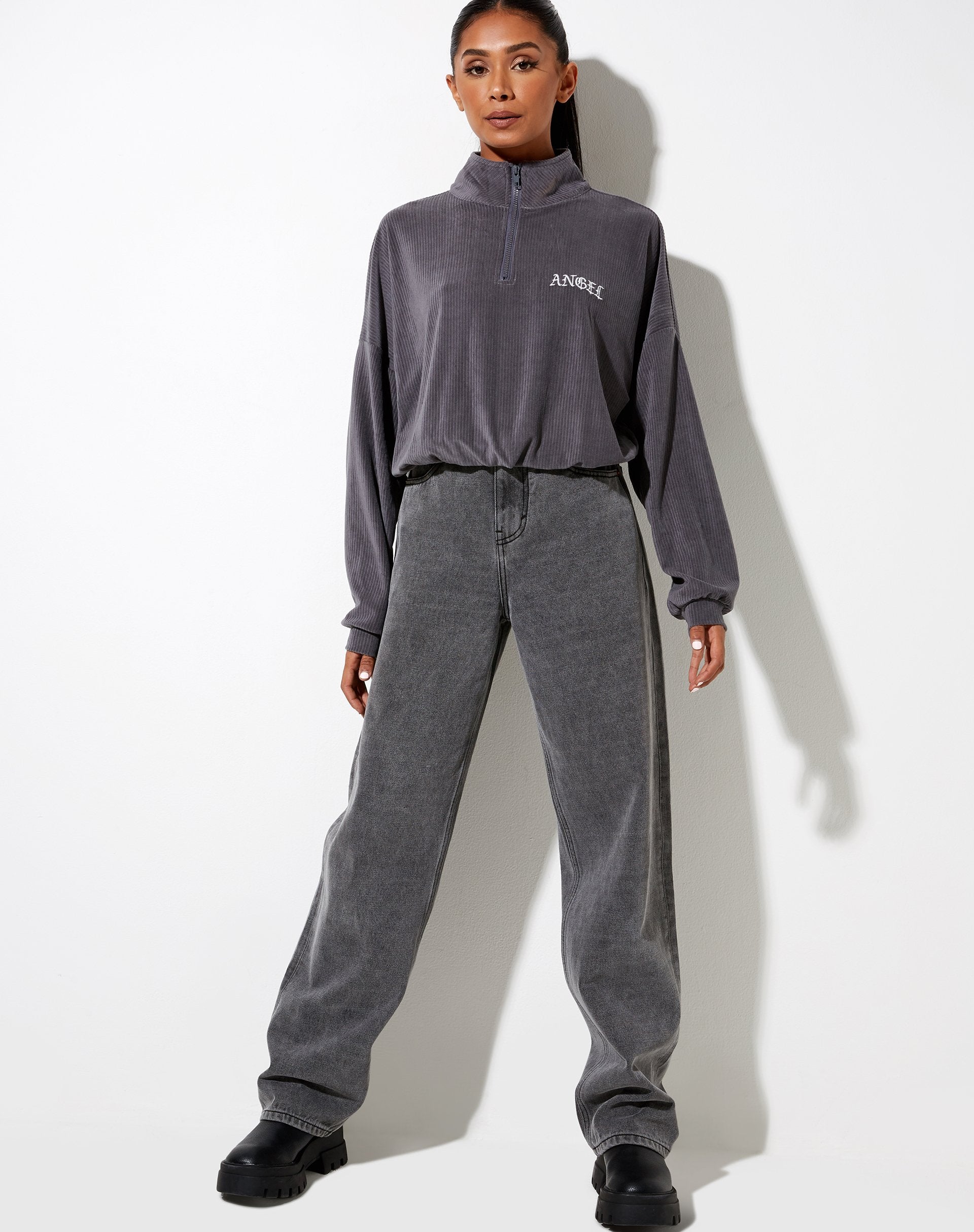 Bild von Olini Pullover in Charcoal Grau Engelsstickerei