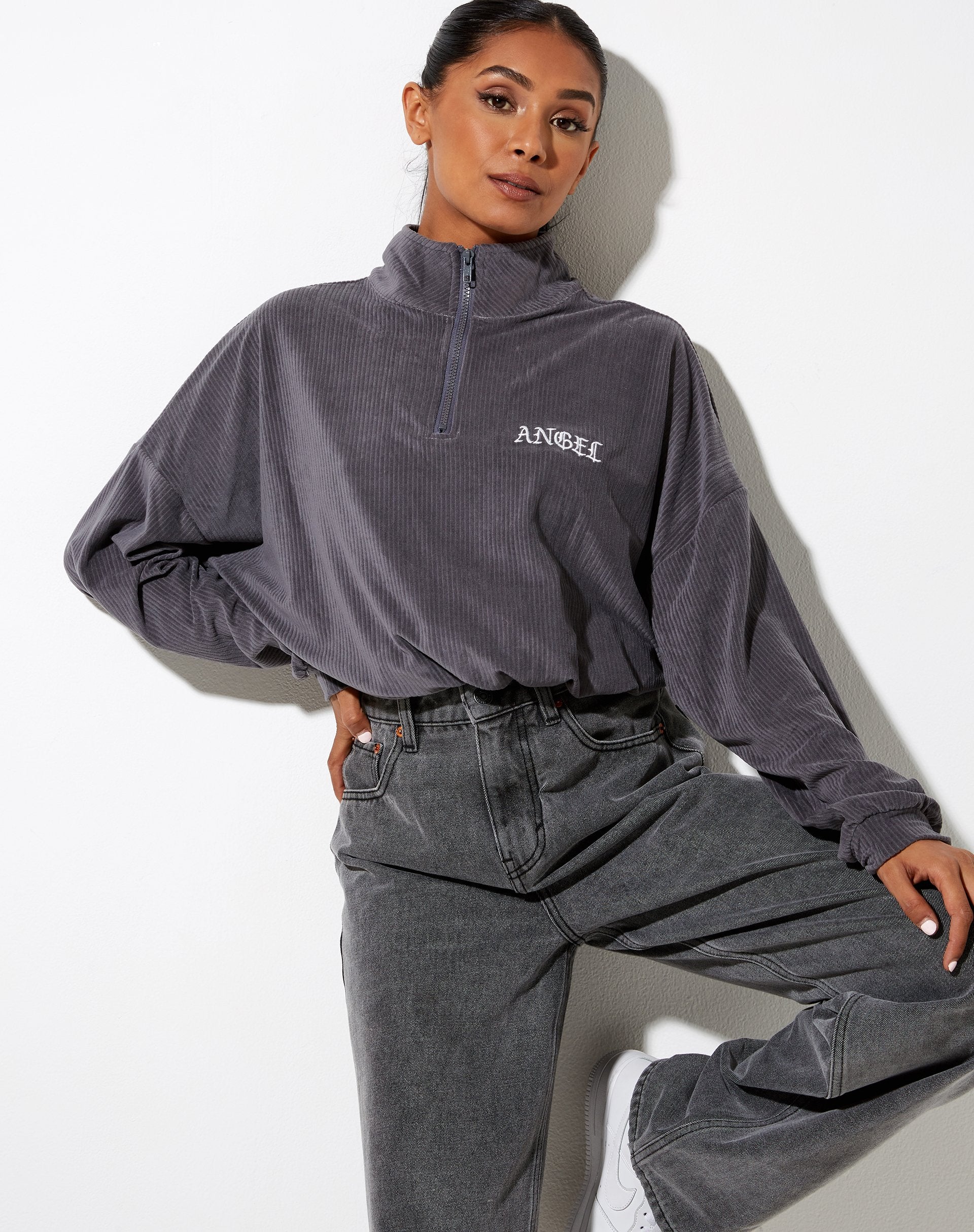 Bild von Olini Pullover in Charcoal Grau Engelsstickerei