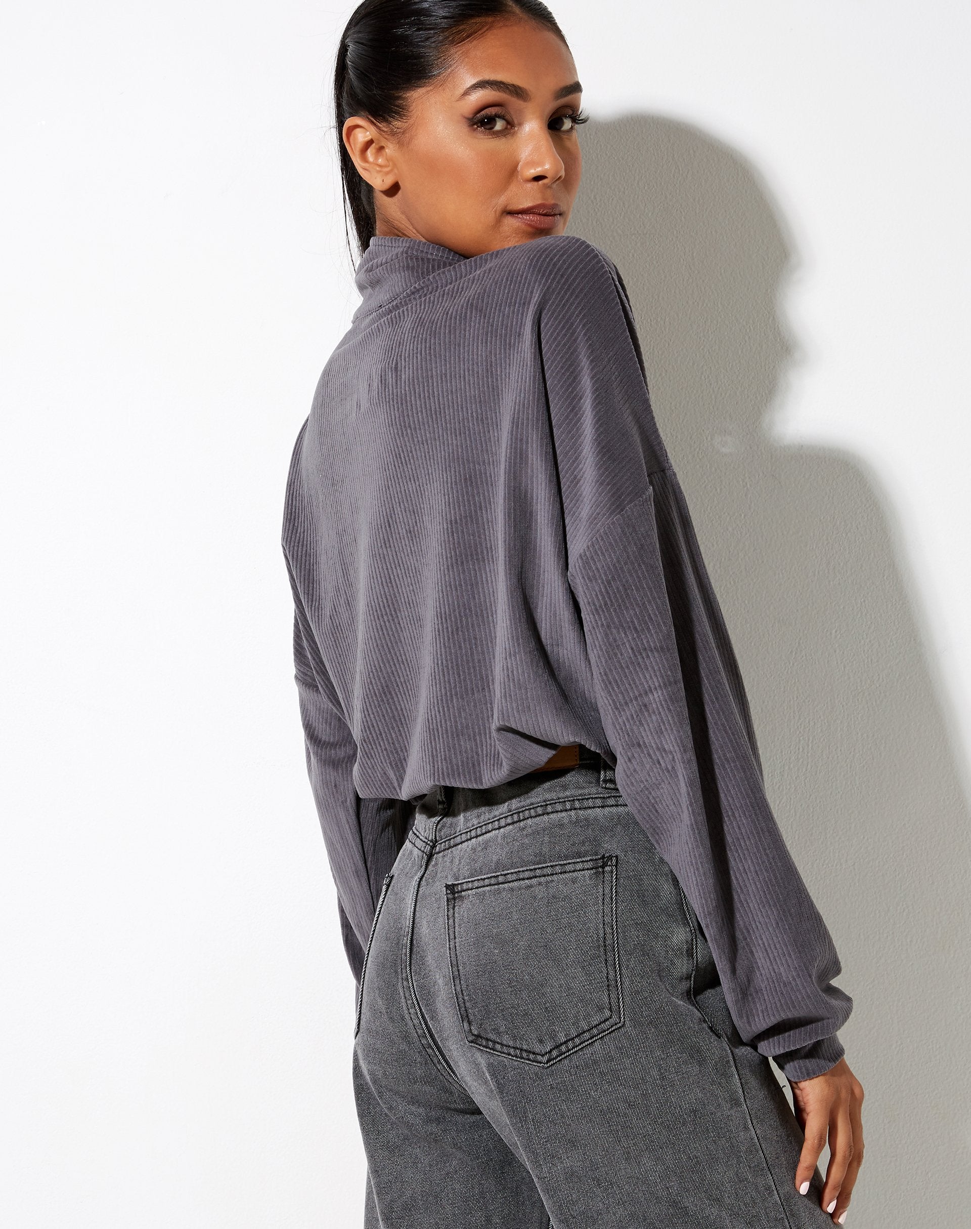 Bild von Olini Pullover in Charcoal Grau Engelsstickerei