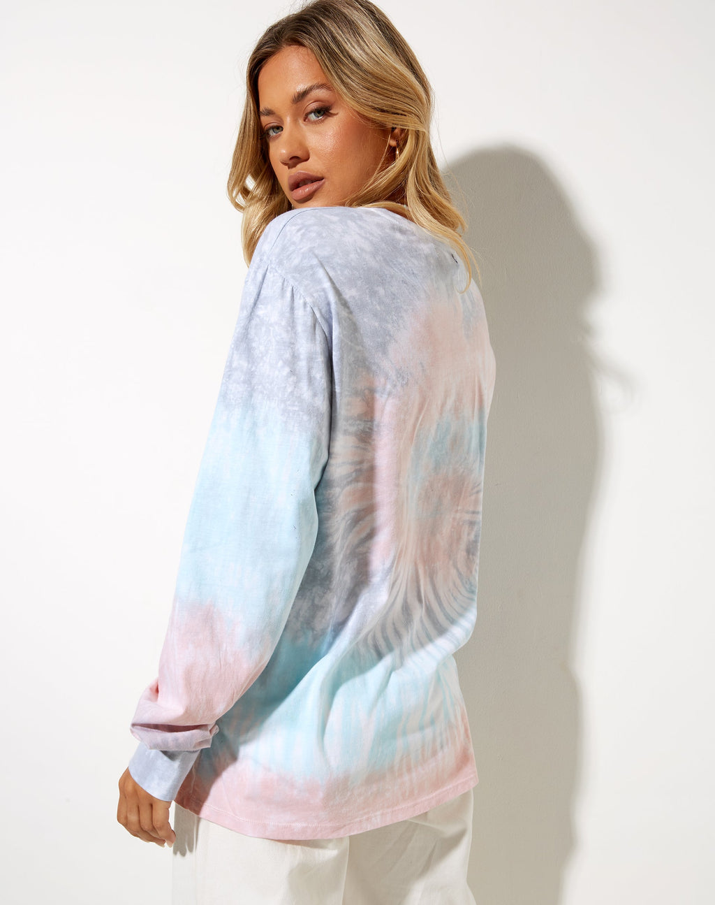 Olivia Long Sleeve Tee in Weiß Tie Dye Freundlichkeit wachsen