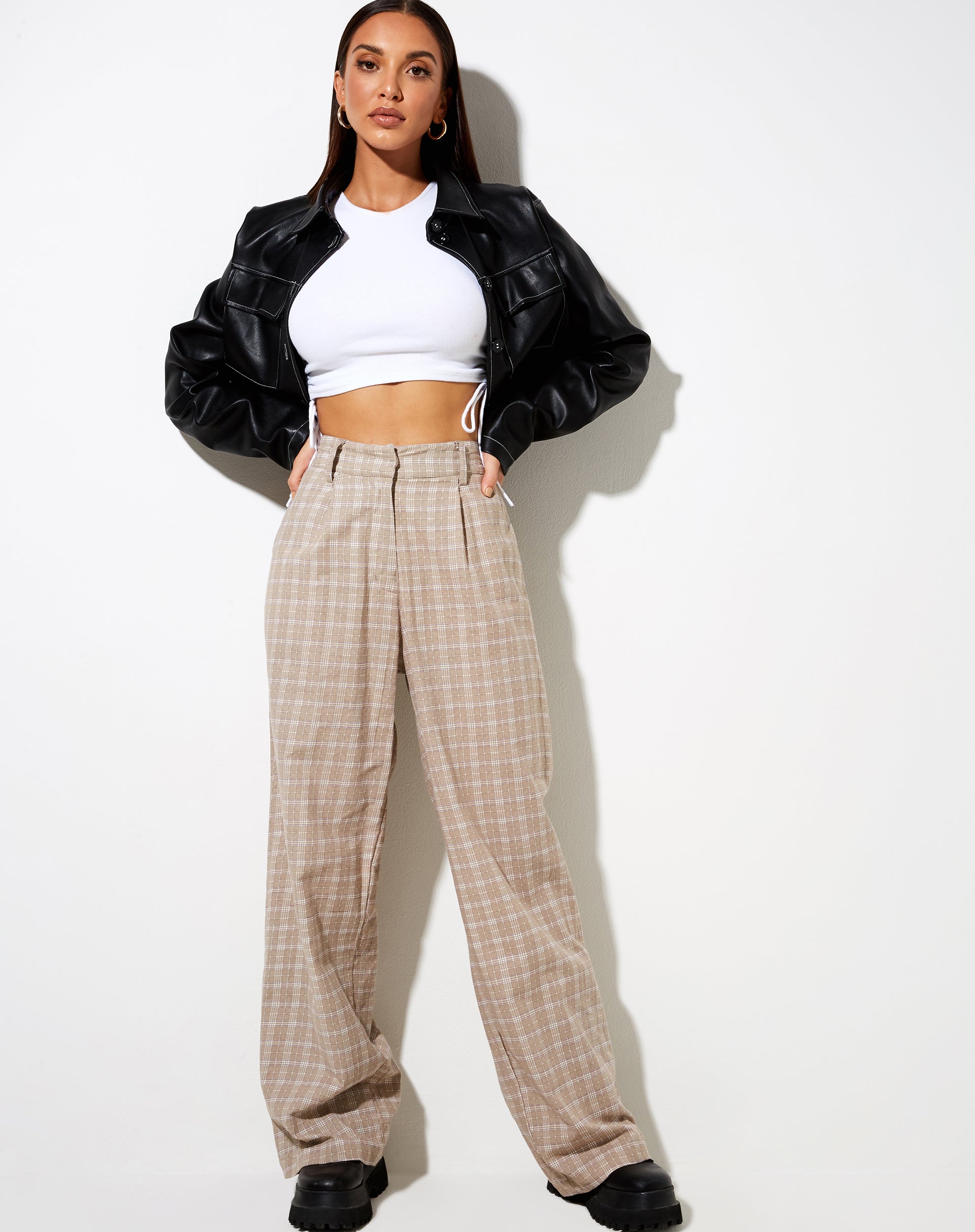 Image of Onfal Hose mit weitem Bein in Taupe Check