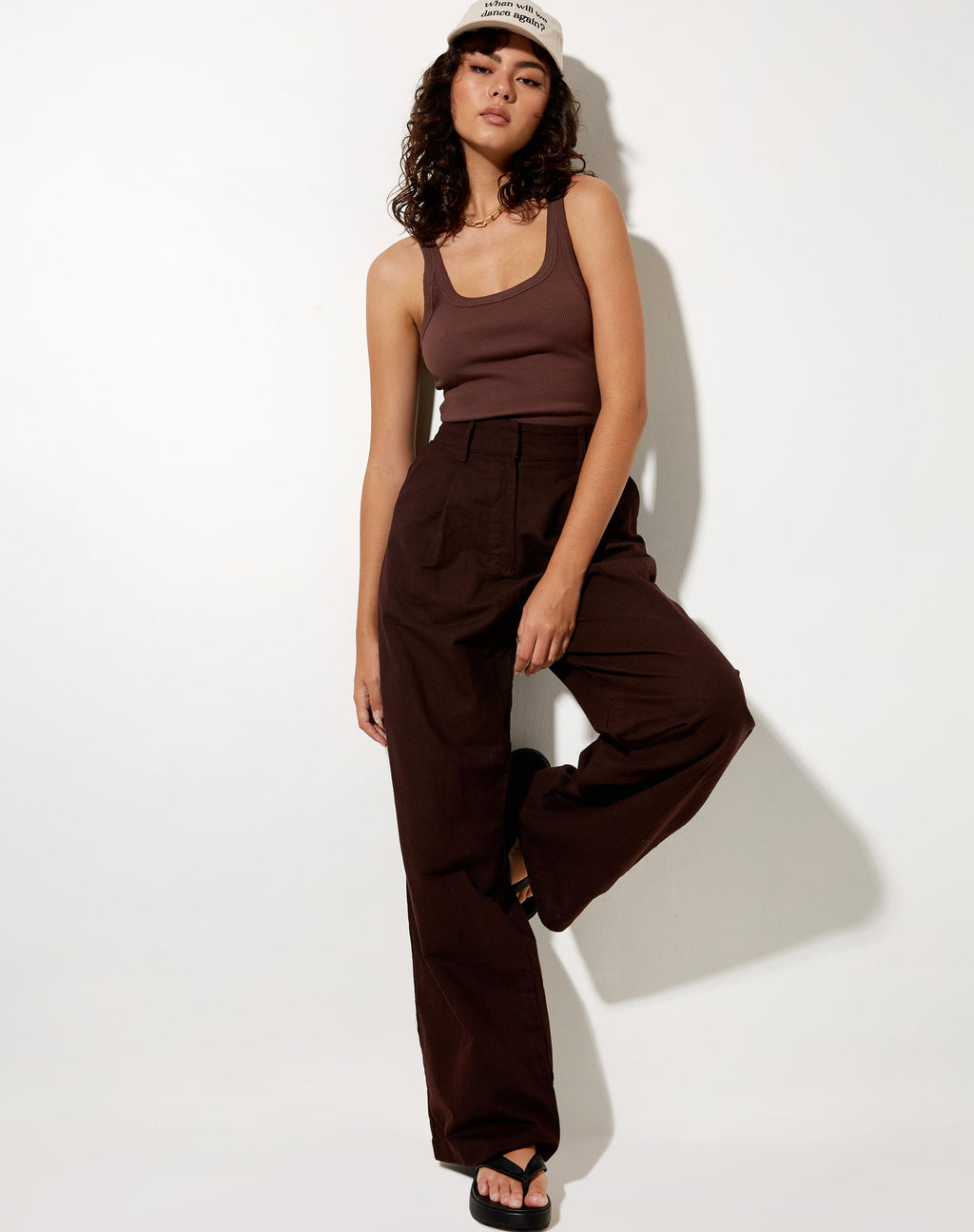 Onfal Hose mit weitem Bein in Rami Bitter Chocolate