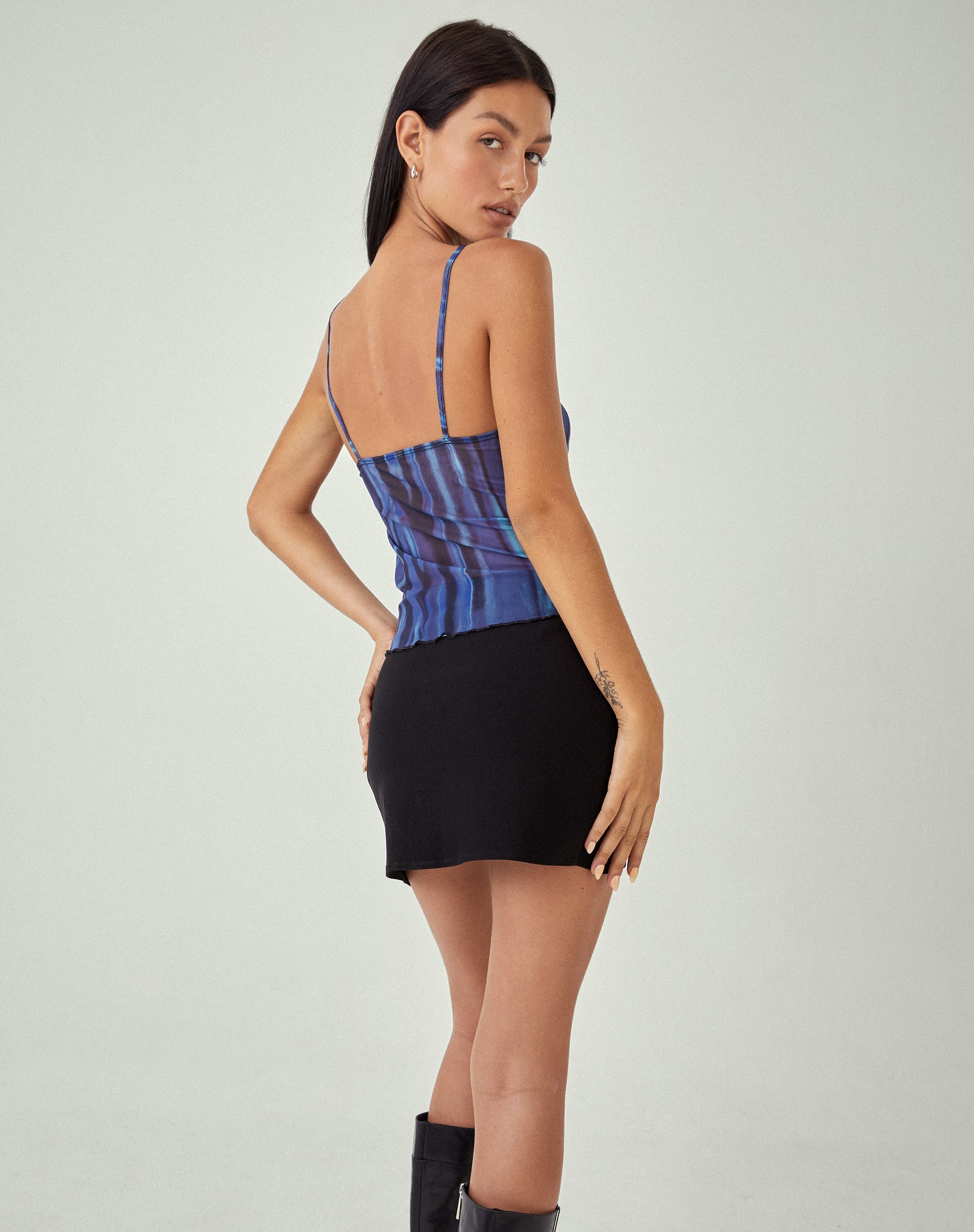 Bild von MOTEL X JACQUIE Rayu Top in Farbe Bleed Blue