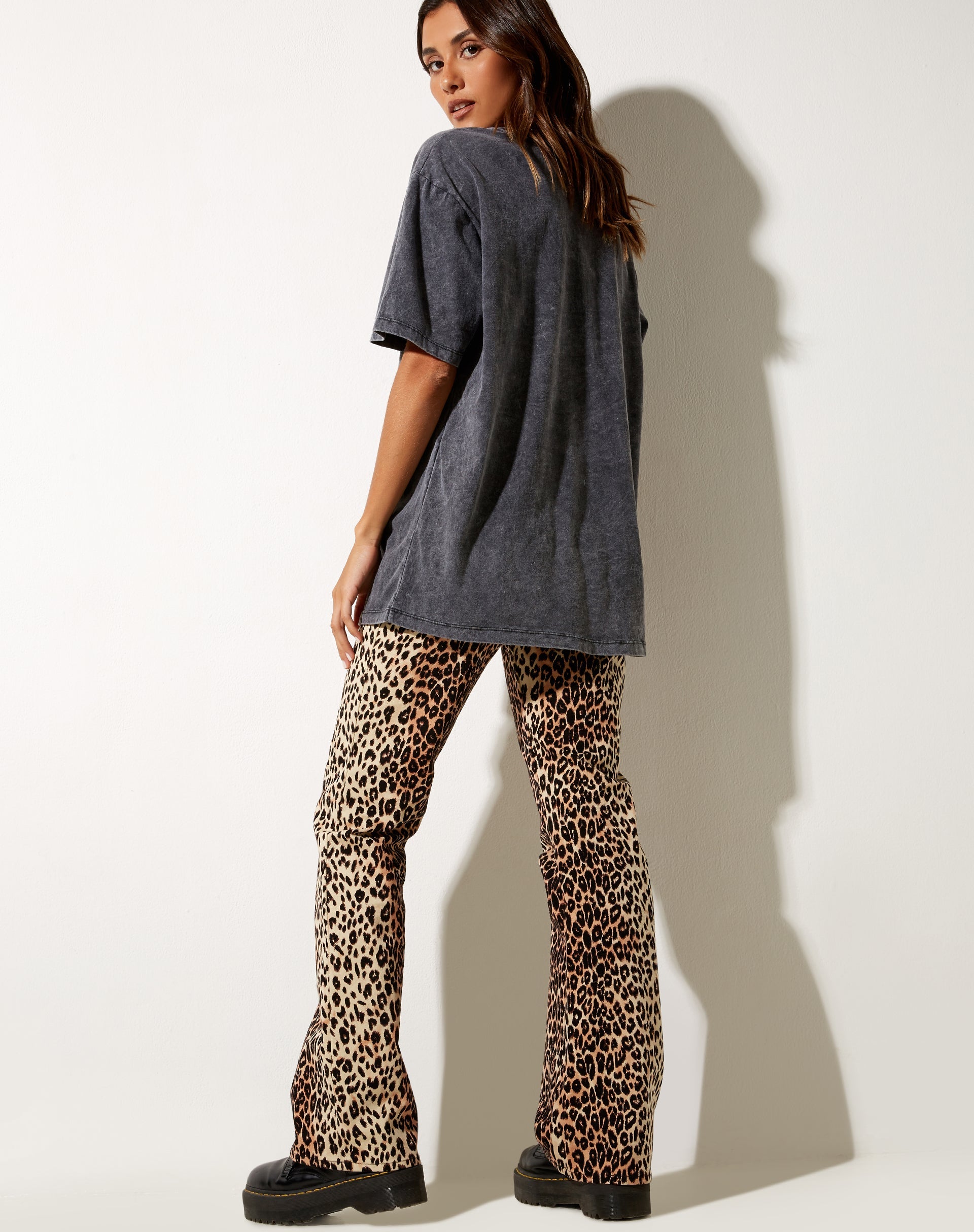 Bild von Oversize Basic Tee in schwarzer Waschung Motorräder