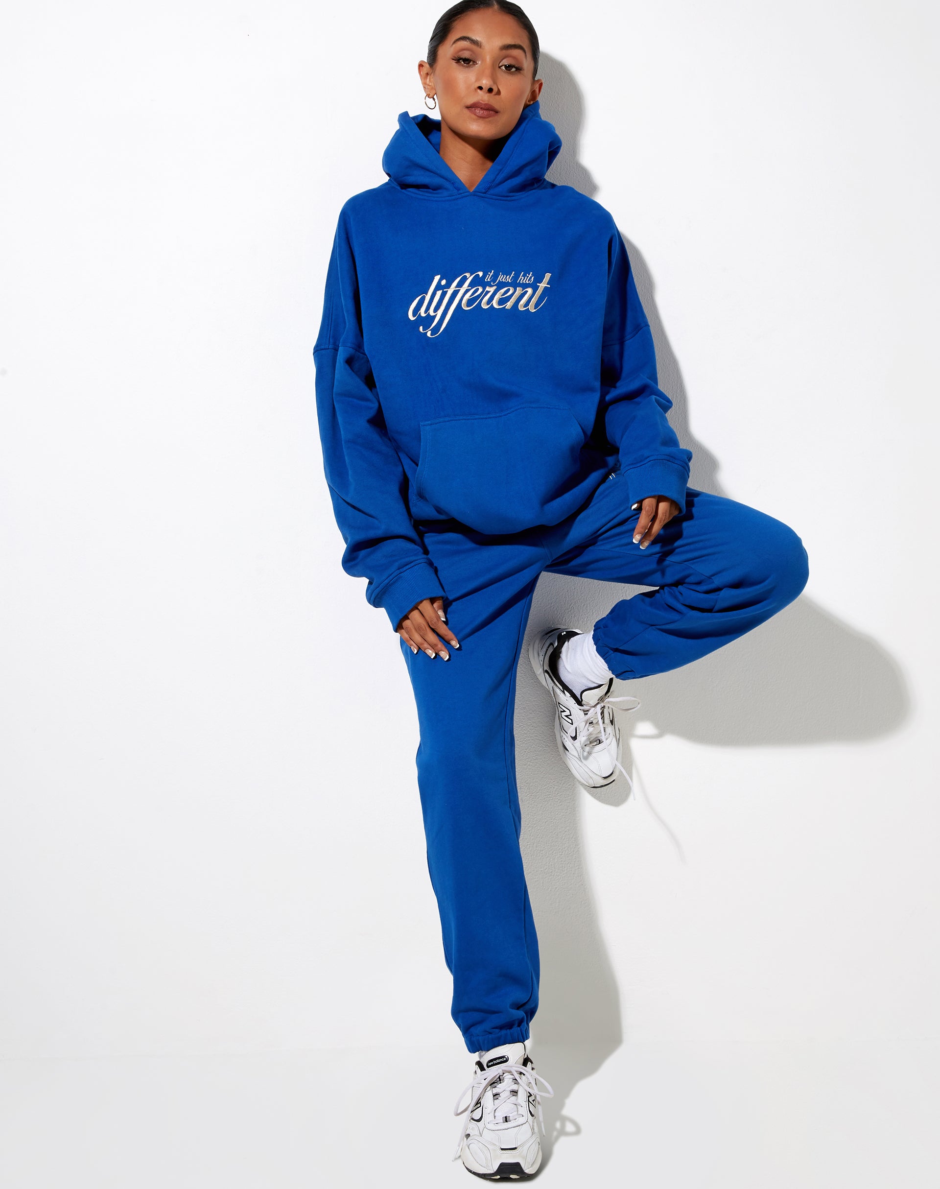 Bild von Oversize Hoodie in Kobalt Es trifft nur verschiedene Stickerei