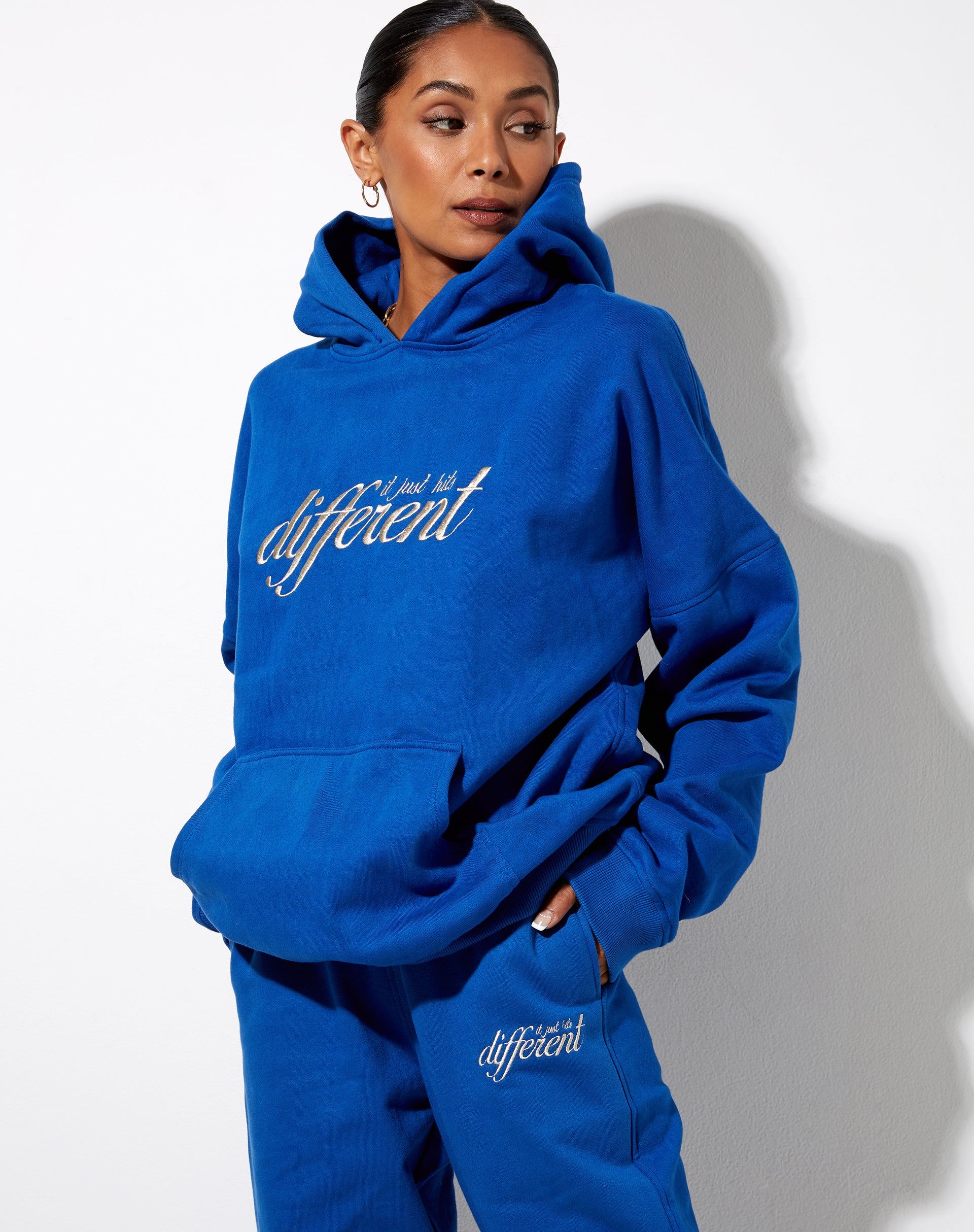 Bild von Oversize Hoodie in Kobalt Es trifft nur verschiedene Stickerei