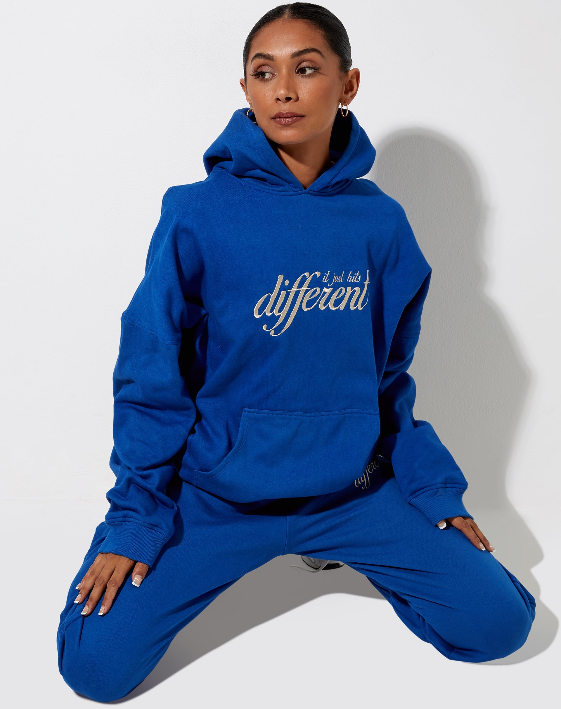 Bild von Oversize Hoodie in Kobalt Es trifft nur verschiedene Stickerei