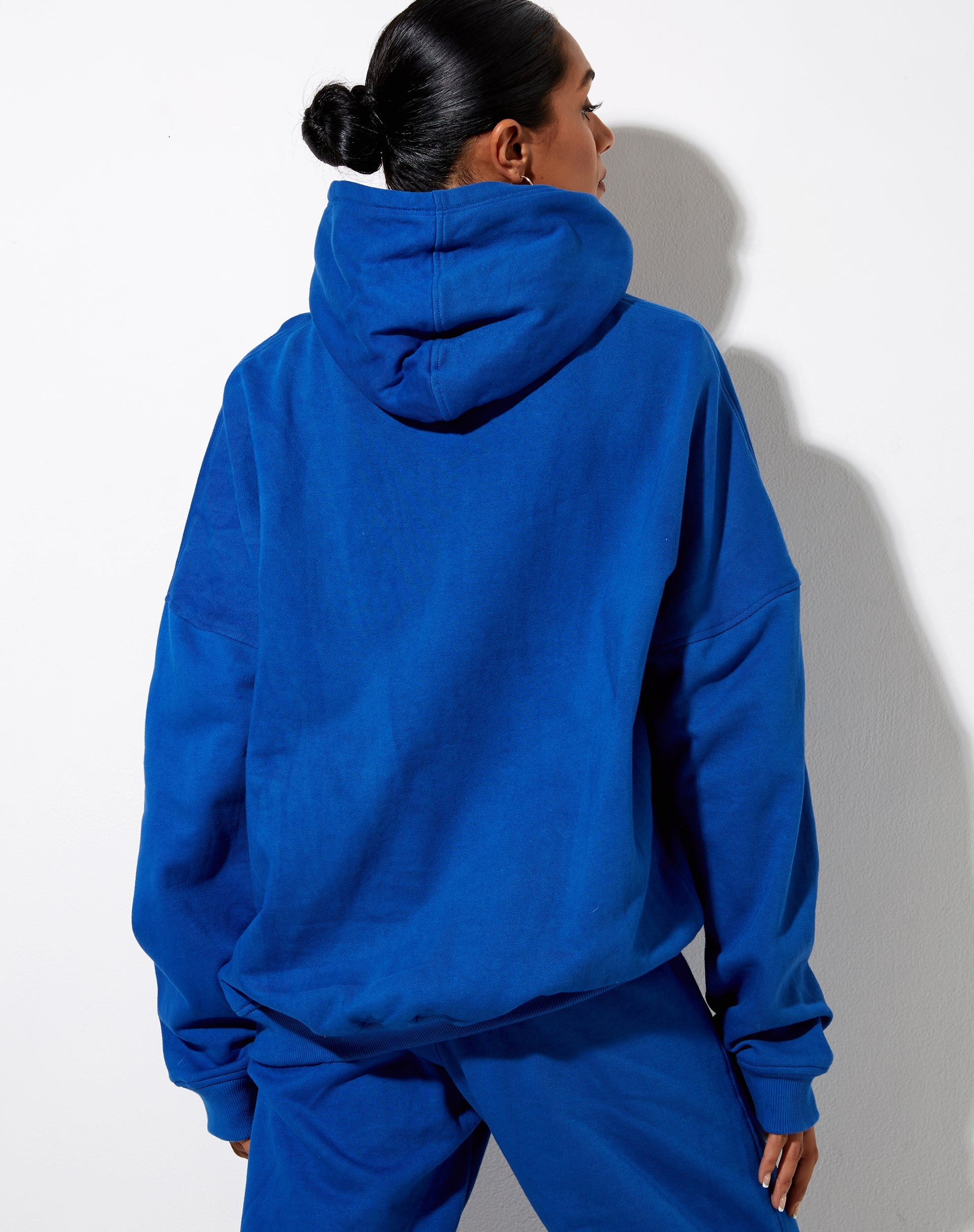 Bild von Oversize Hoodie in Kobalt Es trifft nur verschiedene Stickerei