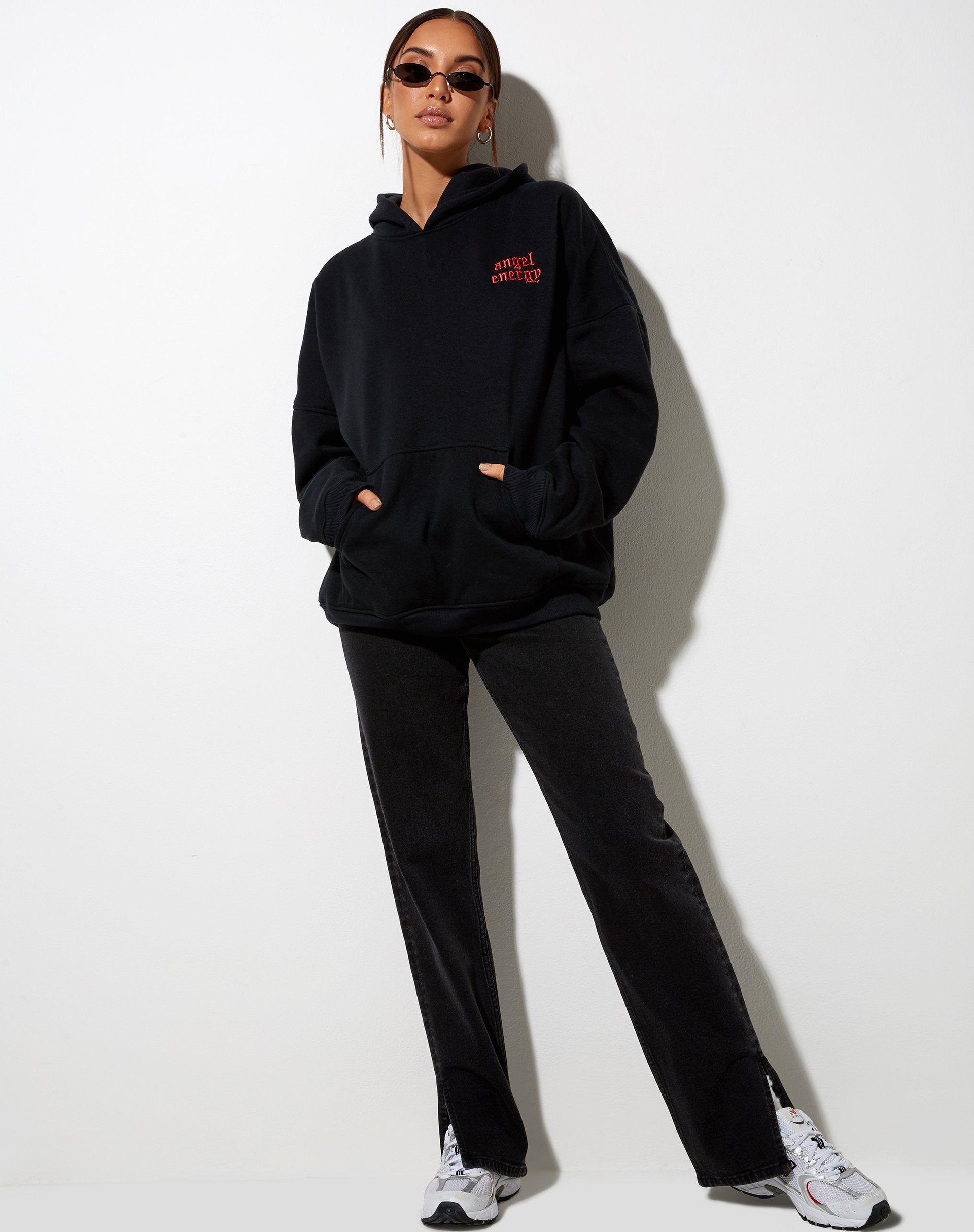 Bild von Oversize Hoodie in Schwarz Angel Energy Light Red Embro