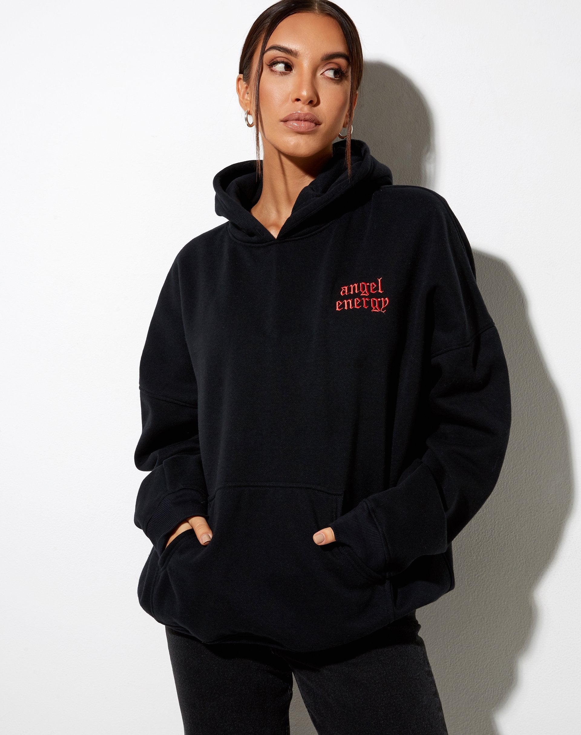 Bild von Oversize Hoodie in Schwarz Angel Energy Light Red Embro