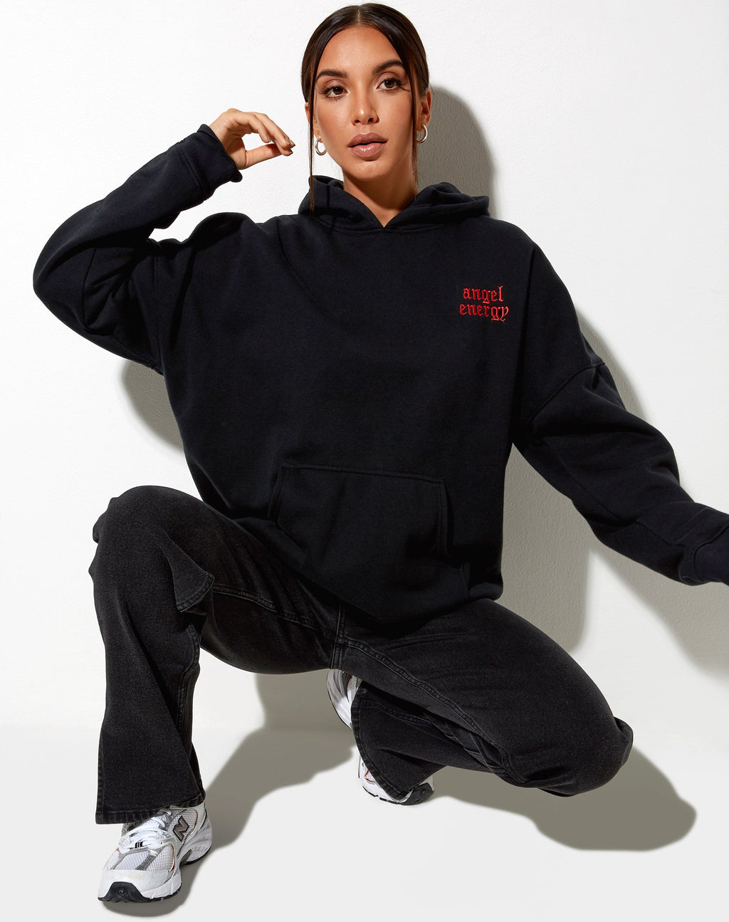 Oversize-Kapuzenpullover in Schwarz 'Angel Energy' Hellrote Stickerei