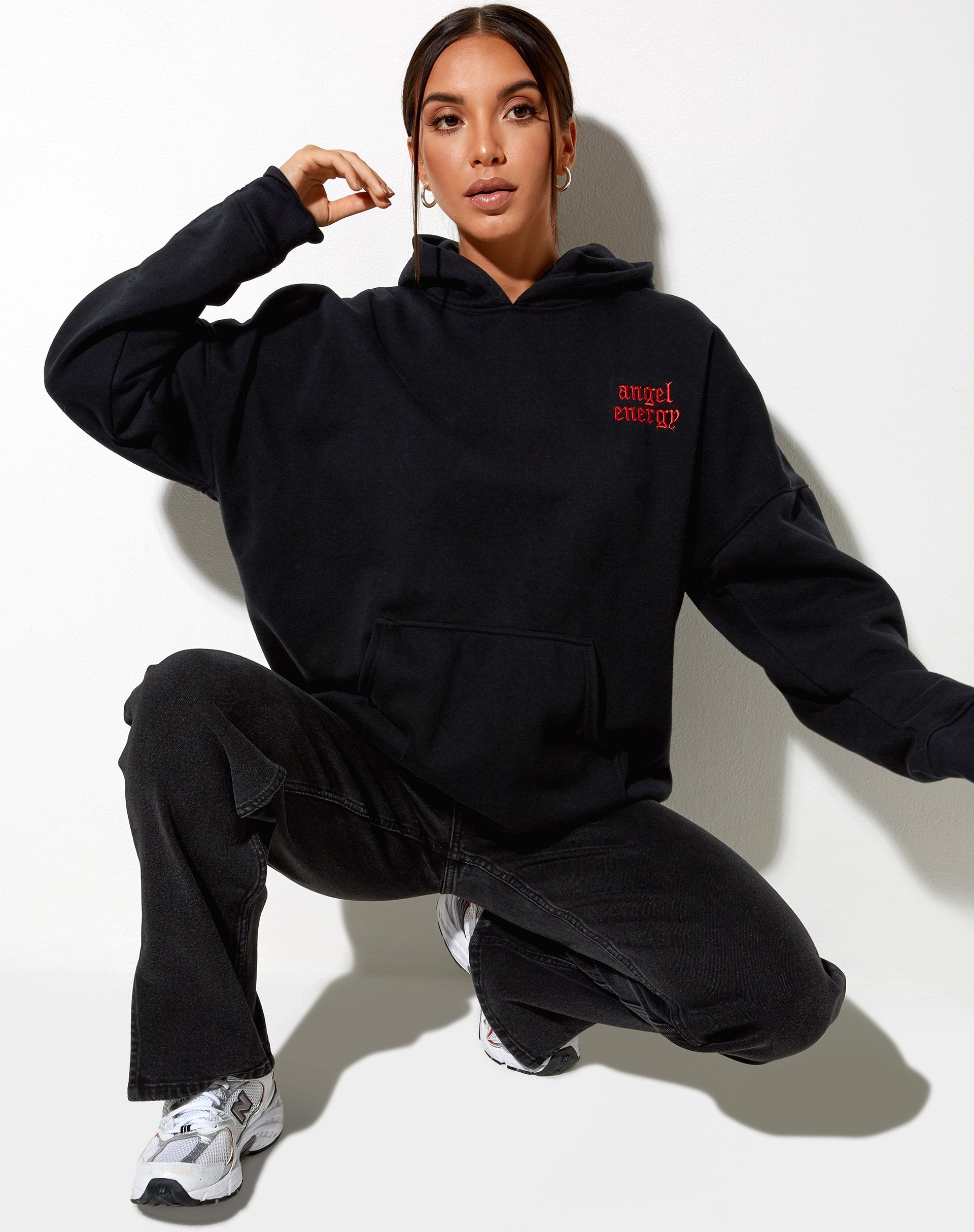 Bild von Oversize Hoodie in Schwarz Angel Energy Light Red Embro