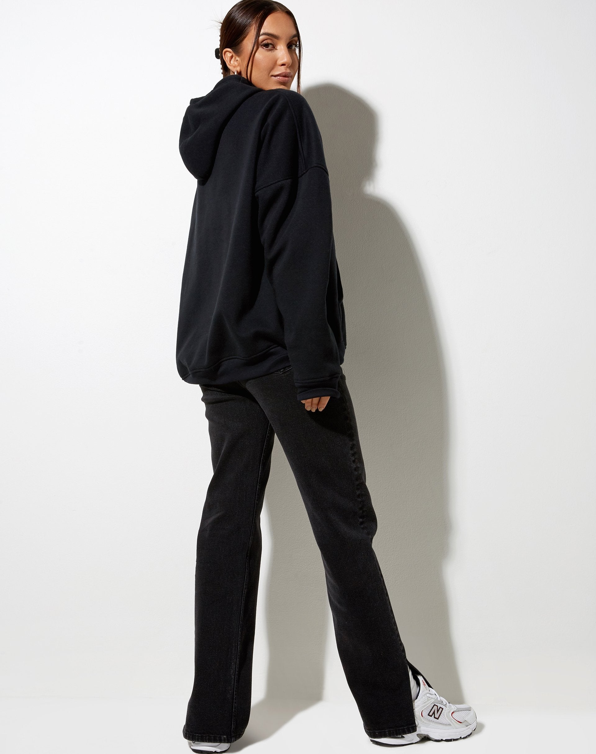 Bild von Oversize Hoodie in Schwarz Angel Energy Light Red Embro