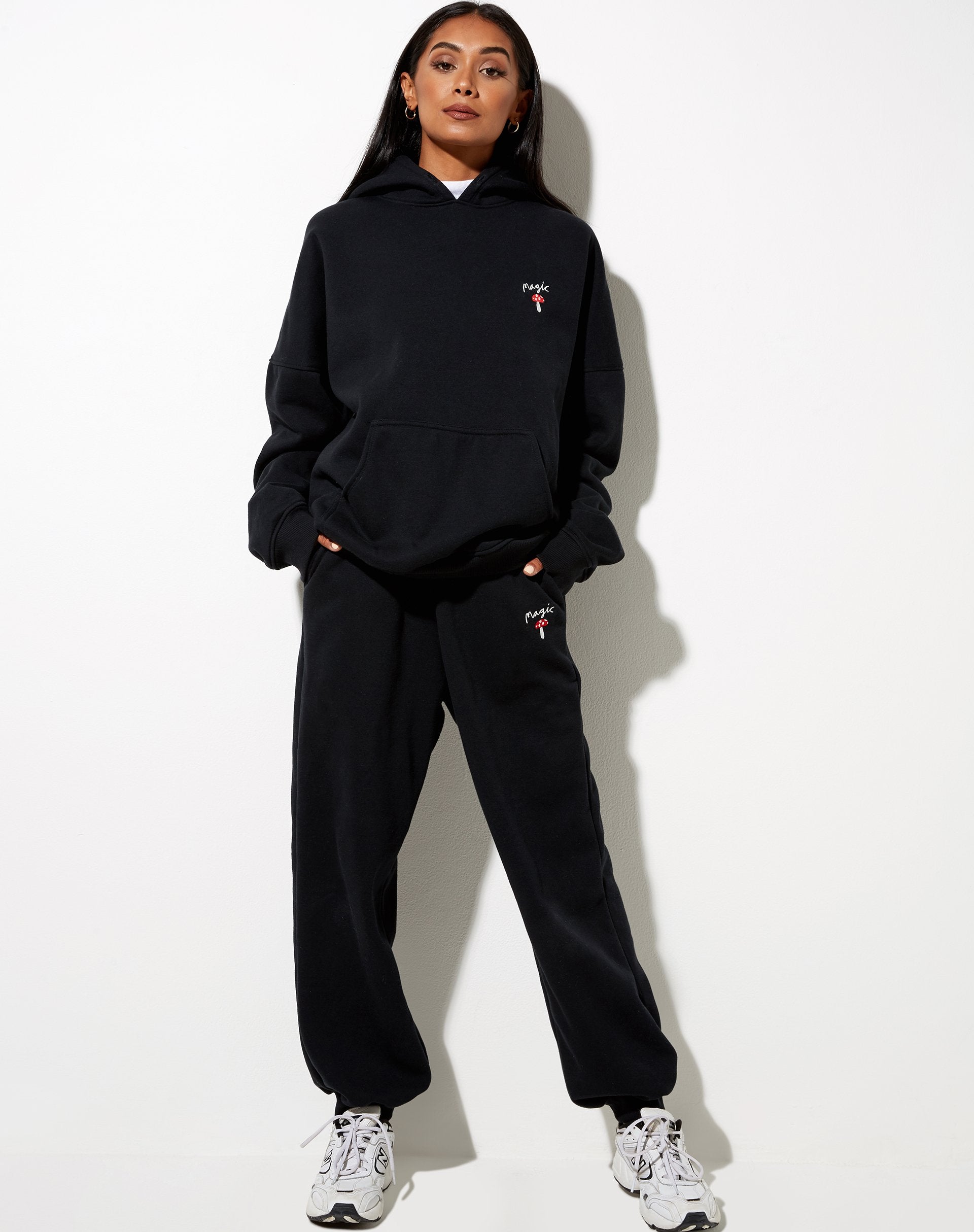 Bild von Oversize Hoodie in Schwarz Pilz Rot Stickerei