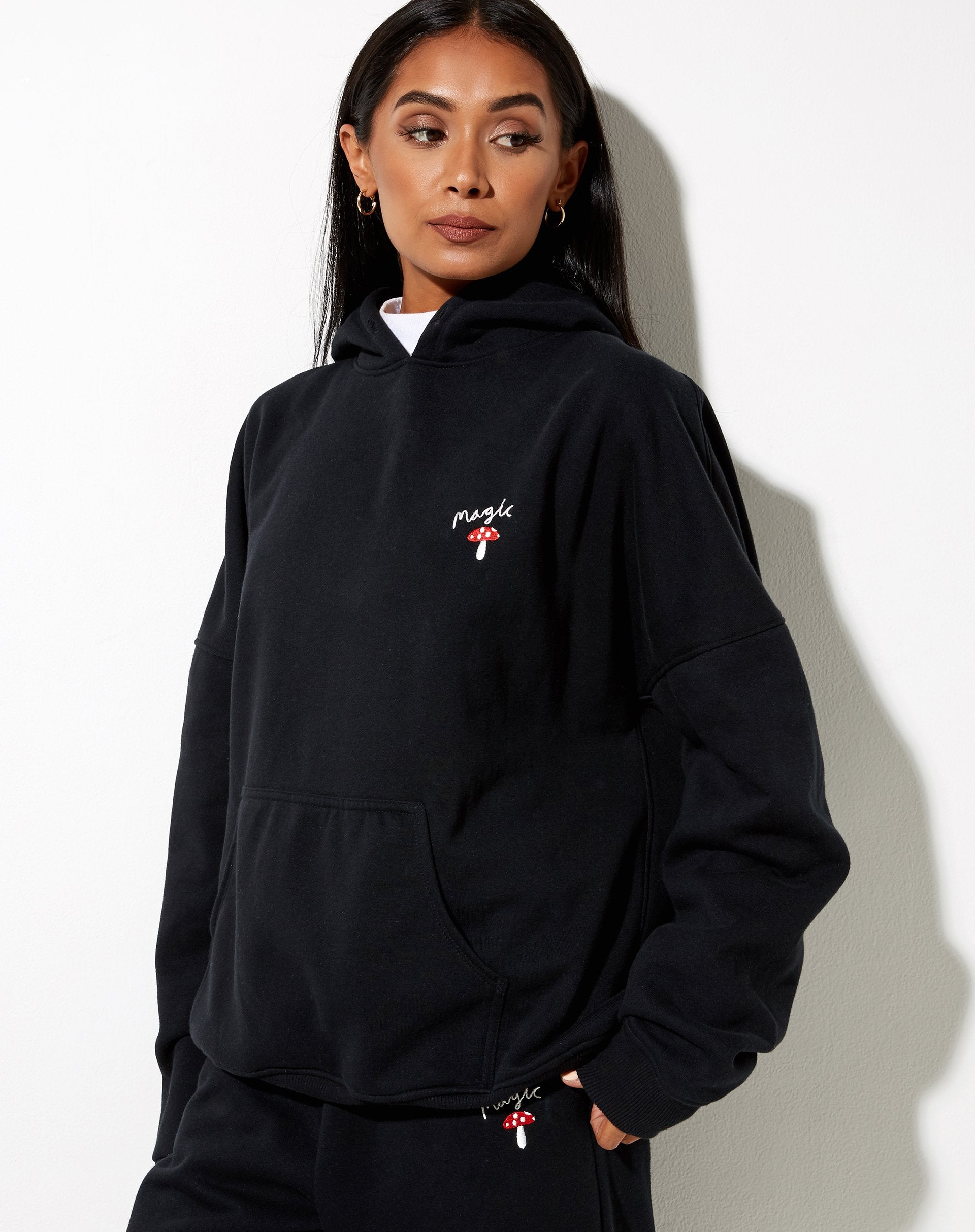 Bild von Oversize Hoodie in Schwarz Pilz Rot Stickerei