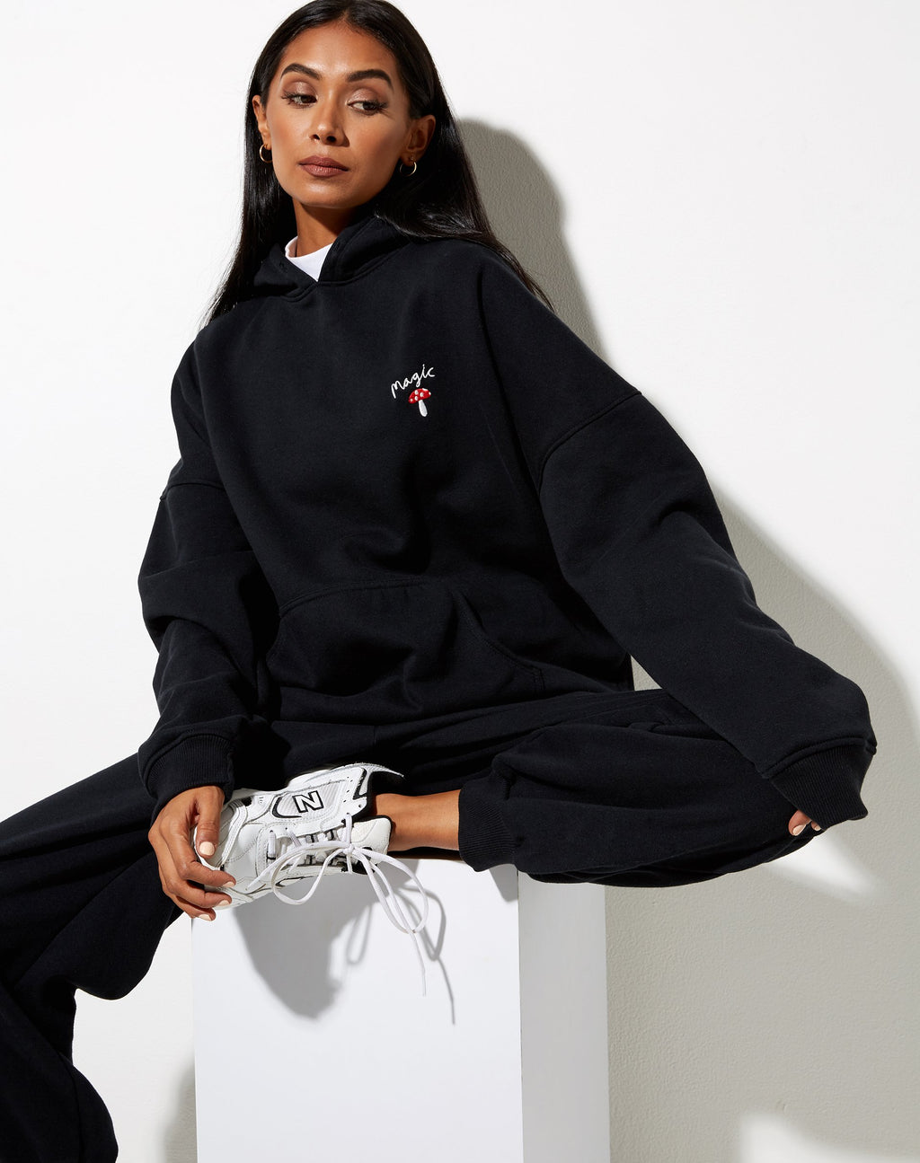 Oversize-Kapuzenpulli in Schwarz mit pilzroter Stickerei