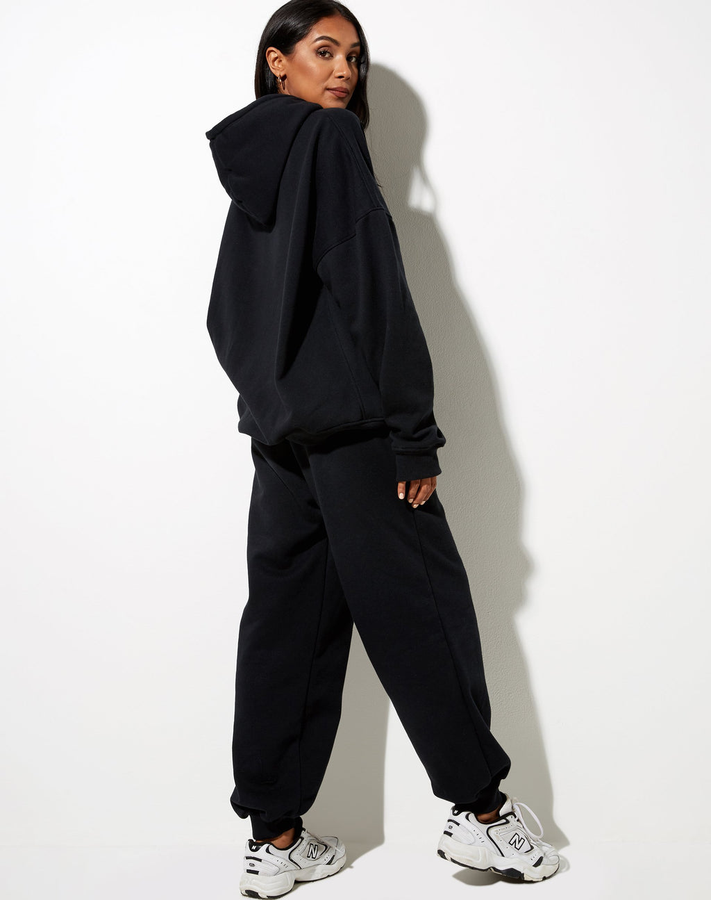 Oversize-Kapuzenpulli in Schwarz mit pilzroter Stickerei