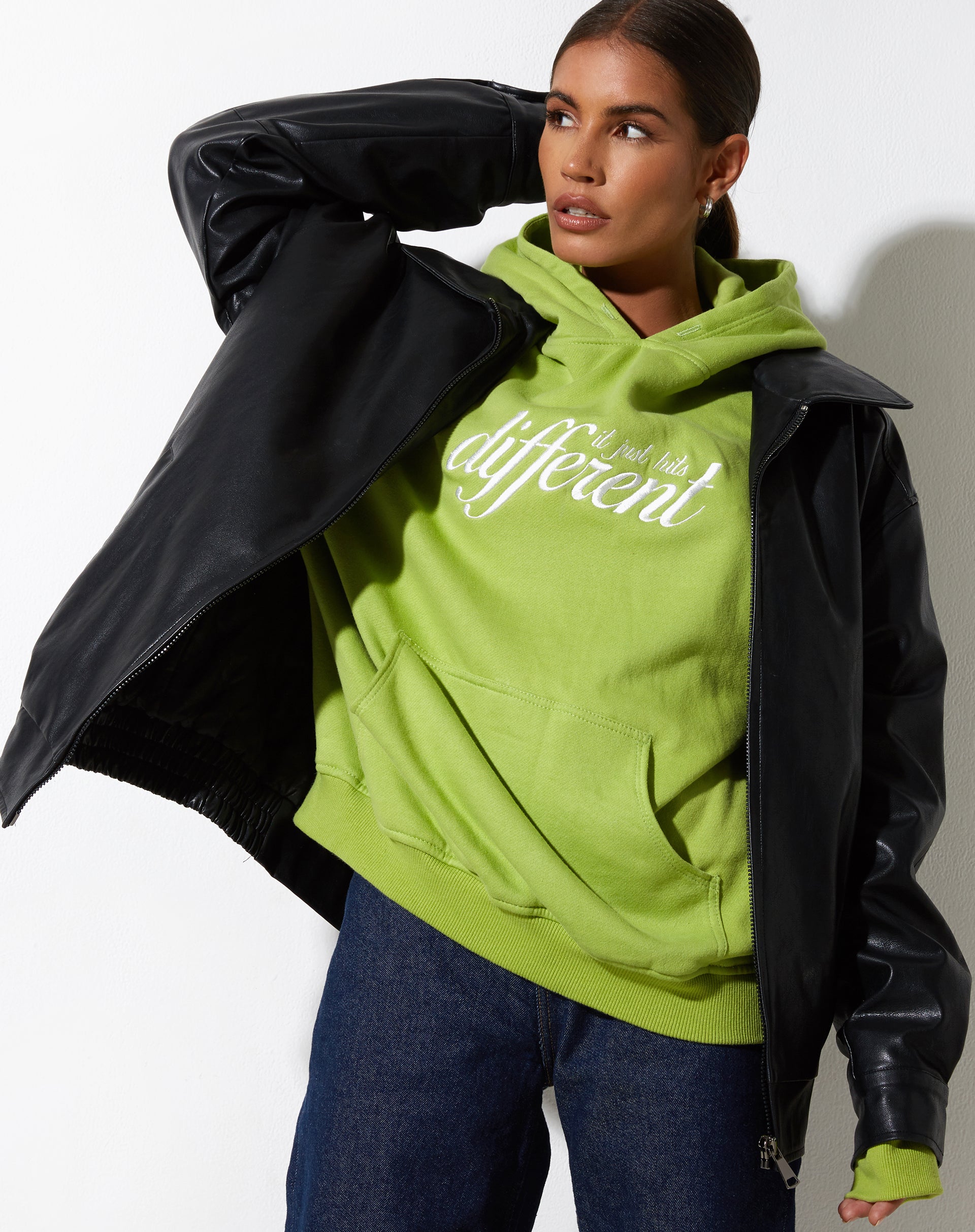 Bild von Oversize Hoodie in Leaf Green Different Embro White